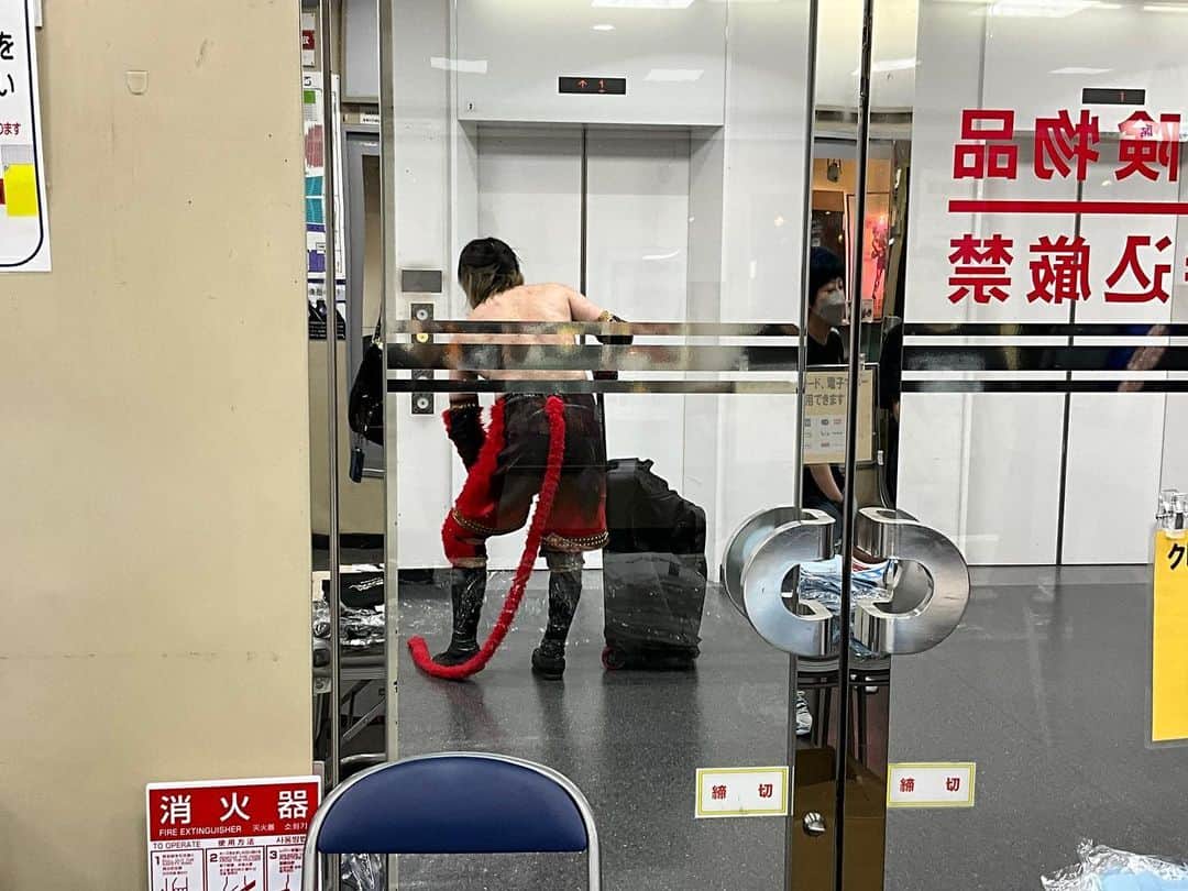 木高イサミのインスタグラム：「BASARA後楽園大会ご来場頂きありがとうございました。 悔しいですがSHOに負けました。 カバン持ちに任命されたので、後楽園ホールの一階にポイしてきました。 またいつかリベンジします。 #basara_pw #木高イサミ #SHO #カバン持ち #スーツケース」
