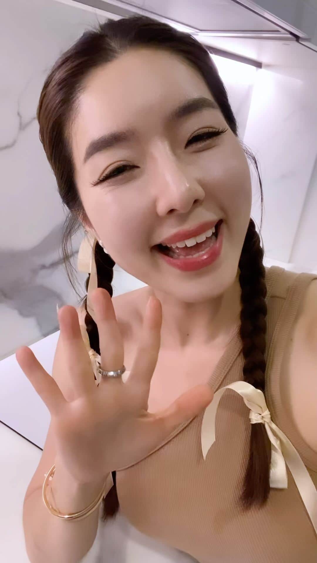 GYEON SEOのインスタグラム：「_* Wells The One💧 . . เป็นกรองน้ำที่ชีคสุด มินิมอล และ เรียบรู้ในตอนนี้!! คือชอบตั้งแต่ดีไซน์ เพราะเข้ากับ mood & tone ของบ้าน และ ไร้แทงค์น้ำเลยประหยัดผื่นที่มาก 🫶🏻 มีฟังก์ชันสุดล้ำที่สามารถเลือกอุณหภูมิน้ำได้ถึง 6 ระดับ ตั้งแต่น้ำรอน น้ำเย็น ครบจบในเครื่องเดียว!!  ใครสนใจ Wells The One ติดต่อเรื่องรายละเอียด ได้ที่ @wells.thailand นะคะ ลองใช้ดูกันค่ะ จะติดใจ ☺️  #WellsThailand #WellsTheOne #WellsComfortLife」