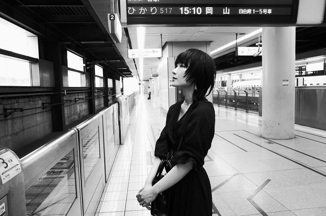 中村月子のインスタグラム：「"心も身体もメンテナンス"DAY  この時期は心や身体や、タイミングを通して 様々な変化が訪れる。  本日撮影予定でしたが朝、 目覚めるとほんの少し火照る身体と心があった。 そこにプラスして  "喉が何かを 示した感覚"があり、 延期にしてもらった。  今夜は身体を休めながら 今夜の喉を使って投稿しようと思う。  @motokoendo_photography」
