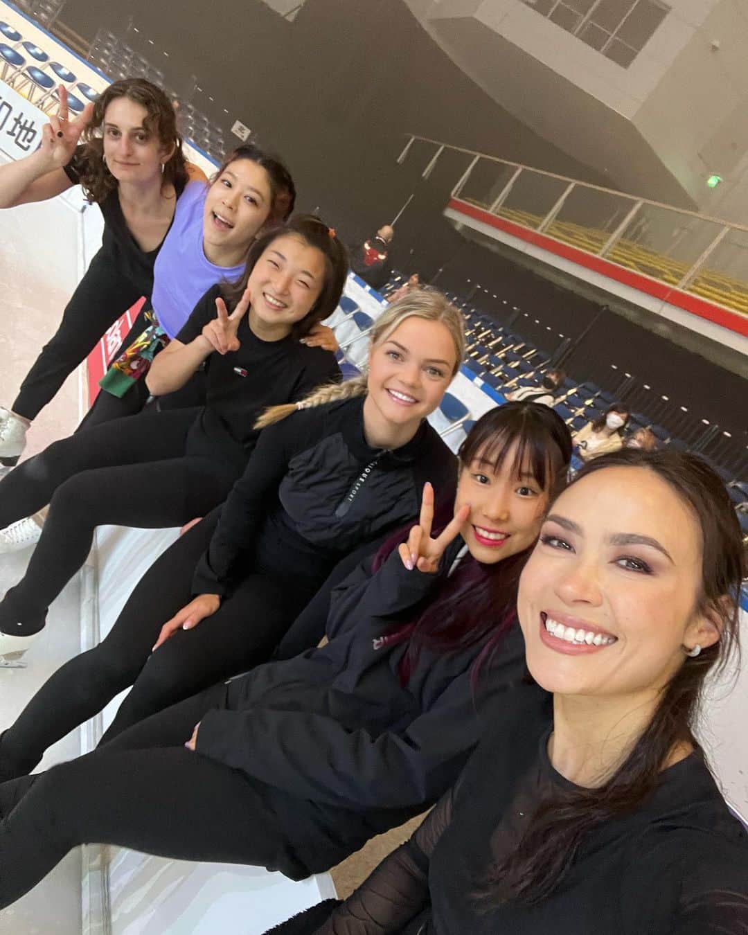 マディソン・チョックのインスタグラム：「Fun in Nagoya 😄 Next stop Nikko! 🇯🇵 🚆   #theICE #figureskating #show #iceshow #poodles」