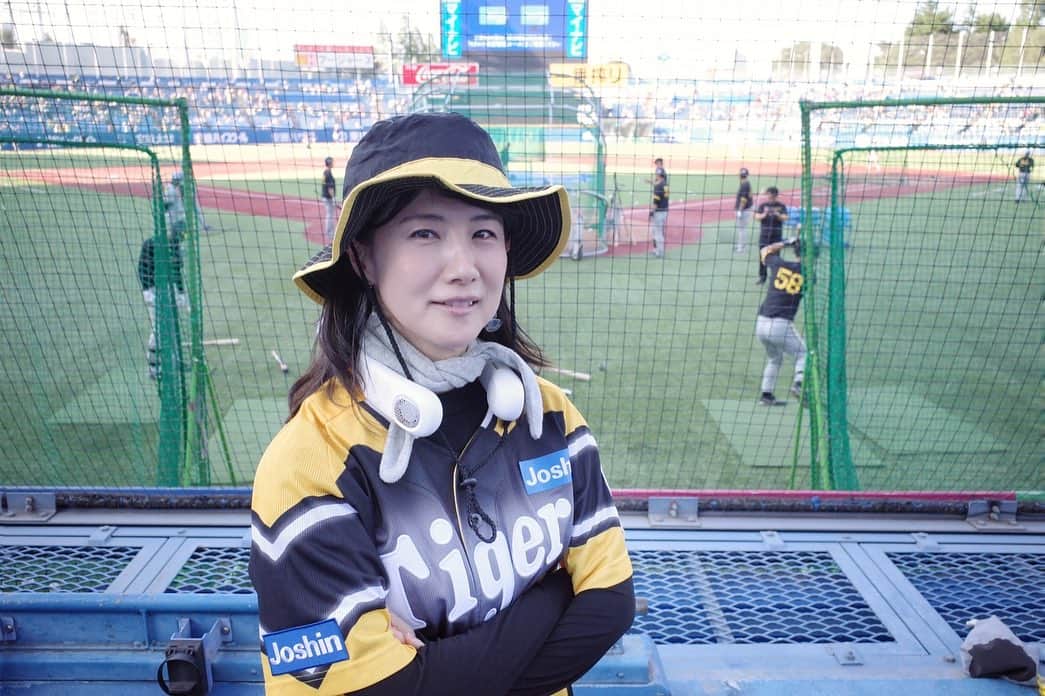 中江有里のインスタグラム：「昨日の神宮。 伊藤将司投手、勝ちました！ 7月１日東京ドーム以来の勝利。その試合も観に行った！ 伊藤投手といえば今シーズン初登板４月２７日の甲子園も観ましたが、この時も15-0の圧巻ピッチングでした。  今シーズン4勝目。そのうち3勝を球場観戦していたのは、嬉しい偶然です☺️  1枚目は試合前の練習風景。前川選手がいます。 2枚目は5回終了後の花火 3枚目は阪神の13 岩崎投手とヤクルトの13 オスナ選手。  #中江有里   #阪神タイガース」
