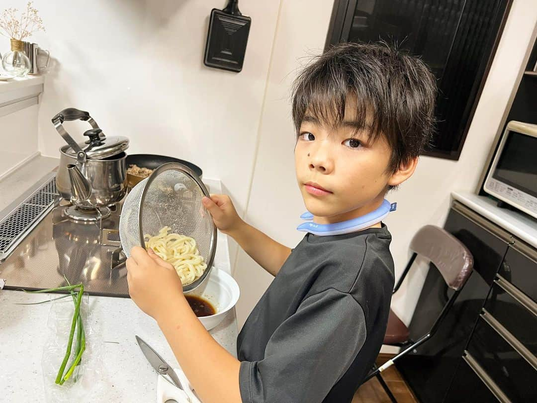 コーキTVのインスタグラム：「バレーボールから帰って冷やしうどんを作ってくれています☺️✨ 夏休みは自主練50時間やります🏐🤛  #バレーボール #バレーボール男子 #冷やしうどん #小学生」