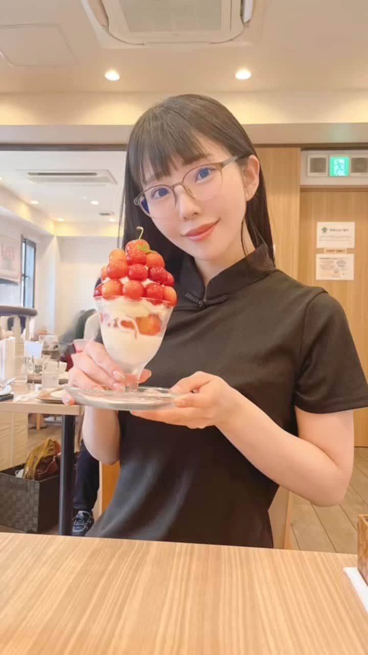 相沢梨紗のインスタグラム：「こないだピンキーと食べたさくらんぼ🍒パフェ💖 美味しかった〜🥰  #秋葉原 #リール動画  #パフェ #秋葉原グルメ #東京グルメ #千代田区グルメ #女子会 #sweets #japantravel #tokyo #akihabara #dempagumi #でんぱ組 #idol #アイドル #🍒 #🍈」