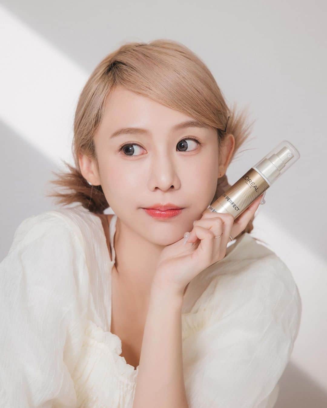 紀卜心さんのインスタグラム写真 - (紀卜心Instagram)「愛美真的好辛苦啊啊啊！  即使不化妝想素顏出門  最少也要 保養+妝前+防曬 三步驟才能出門 尤其今年曬到不行的夏天 真的想懶也懶不了！ 我才剛考到機車駕照，每天早上上課都被太陽曬到不行😵  幸好我有 #巴黎萊雅 全新 #美肌小金管 它就是讓你懶美的解藥💊 保養X妝前Ｘ防曬的美肌乳 一瓶就能解決你的大小事 水乳質地很好推勻、保濕度也不錯 不會有防曬尷尬的泛白 跟底妝不會打架起屑 能維持漂亮底妝 這點大加分  萊雅獨家專利麥色濾防曬科技搭配6重防曬濾劑  它厲害的地方是可以讓防曬效果更強、更久，但上臉卻很清爽舒服 SPF50+ PA++++ 真的能防曬黑 曬傷 曬老  持續12.5小時阻隔 夏天騎車都不擔心 除了防曬外還加了4種養膚成分  防曬隔離同時還能養膚💯  這次特別借防曬相機來實測  一拍馬上現形 有塗真的有差耶 以前都說防曬要提前15分鐘塗才有效 這支真的是馬上塗、馬上開始防護 記得要乖乖做好防曬塗好塗滿  現在有了美肌小金管 想懶也可以懶得很美啦❤️  #妝前防曬保養1次完成 #最強防曬更美肌」7月24日 20時09分 - eatzzz7