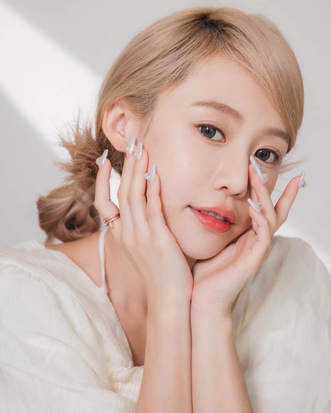 紀卜心さんのインスタグラム写真 - (紀卜心Instagram)「愛美真的好辛苦啊啊啊！  即使不化妝想素顏出門  最少也要 保養+妝前+防曬 三步驟才能出門 尤其今年曬到不行的夏天 真的想懶也懶不了！ 我才剛考到機車駕照，每天早上上課都被太陽曬到不行😵  幸好我有 #巴黎萊雅 全新 #美肌小金管 它就是讓你懶美的解藥💊 保養X妝前Ｘ防曬的美肌乳 一瓶就能解決你的大小事 水乳質地很好推勻、保濕度也不錯 不會有防曬尷尬的泛白 跟底妝不會打架起屑 能維持漂亮底妝 這點大加分  萊雅獨家專利麥色濾防曬科技搭配6重防曬濾劑  它厲害的地方是可以讓防曬效果更強、更久，但上臉卻很清爽舒服 SPF50+ PA++++ 真的能防曬黑 曬傷 曬老  持續12.5小時阻隔 夏天騎車都不擔心 除了防曬外還加了4種養膚成分  防曬隔離同時還能養膚💯  這次特別借防曬相機來實測  一拍馬上現形 有塗真的有差耶 以前都說防曬要提前15分鐘塗才有效 這支真的是馬上塗、馬上開始防護 記得要乖乖做好防曬塗好塗滿  現在有了美肌小金管 想懶也可以懶得很美啦❤️  #妝前防曬保養1次完成 #最強防曬更美肌」7月24日 20時09分 - eatzzz7