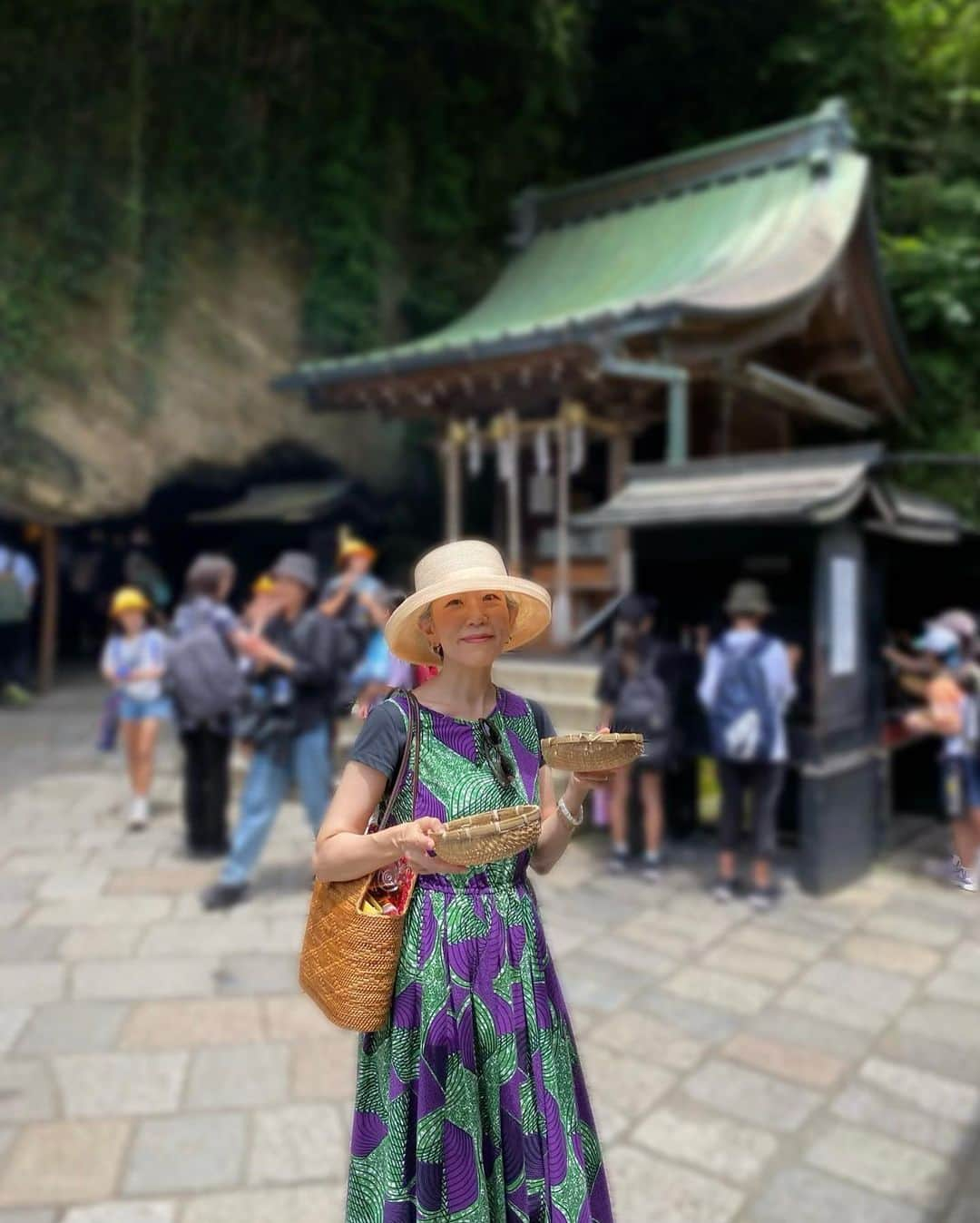 朝倉真弓さんのインスタグラム写真 - (朝倉真弓Instagram)「【グレイヘアと老いと歩きと】  最近、「老い」に向き合わさせられています。  　 印象年齢マイナス10歳 《美姿勢＆品格ウォーキング®︎》  インストラクター・朝倉真弓です。 @mayumi_asakura 　  認知症を患い、骨折などでリハビリ中の母を見ていると、そう遠くない先の自分を見ている気分になってきます。  グレイヘアだから老けるとか、それでも若々しくとか言ってられない。  「老い」の襲来は、誰しも避けては通れないものなのですね。  　 私がウォーキングの講師になったのは、「歩き」という基本をしっかりと学び、体に染み込ませることで、なるべく長く自分の足で歩き続けることができるように、という意図もありました。  もちろん、美姿勢や美しい歩き方に年齢の壁はありません。  若くたって若々しさがない人もいるし、歳を経てなお、快活な人もいます。  だからこそ、老若男女問わず身につけてほしい。  若々しく見えて損をすることはないのですから。  　 しかし。それでも。  「老い」はいつか必ずやってきて、体や思考の自由を奪います。  母に歩き方を教えてあげたかったな。  ・・・そう思うこともあります。  すり足が酷いなと感じた時点で、何か手を打てたのではないかと思うと切ないです。  　 「自分の足で美しく歩きたい！」  その思いこそが、「老い」の襲来を少しでも遅く、マイルドにする効果があると信じて、私はこれからもウォーキングをお伝えしていきます。  美しさと正しさは、時に相反することもある。  でも、歩き方に関しては、美しく自然な歩き方こそ正しいものだと実感しています。  （写真は銭洗弁財天宇賀福神社、お帽子は @hat_ko2thinkstyle さんのお気に入り❤️） 　 　 #ウォーキング講師 #ウォーキングインストラクター #ウォーキング #ポージング #大人の習い事 #姿勢改善 #歩き方 #立ち居振る舞い講座 #美姿勢トレーニング #品格ウォーキング #グレイヘア #グレイヘアモデル #朝倉真弓」7月24日 20時12分 - mayumi_asakura