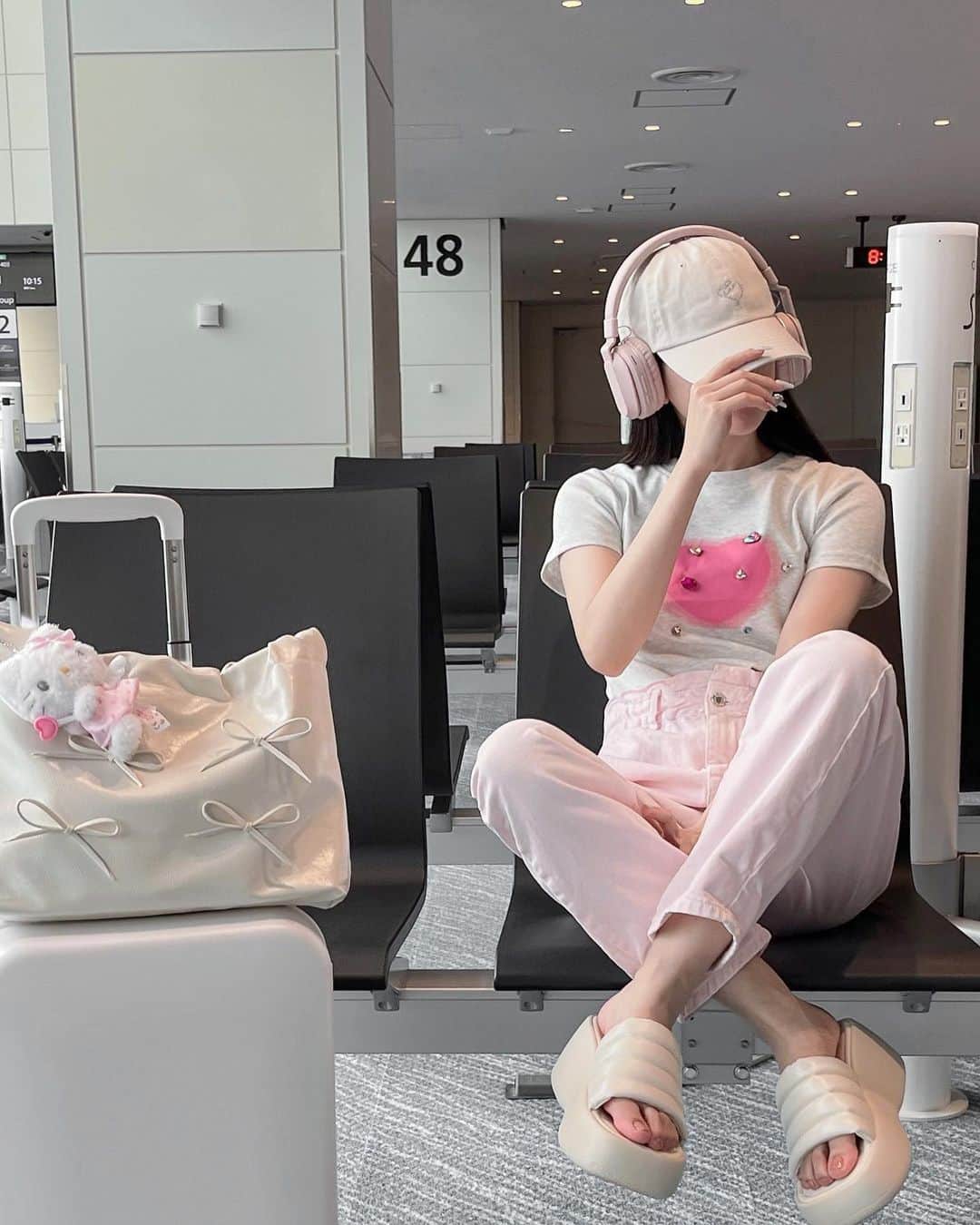 ayaさんのインスタグラム写真 - (ayaInstagram)「🛩️🤍🪽  長崎行った時の空港コーデ👩🏻‍🍳  キティちゃんに合わせたくて ピンク系にしよって決めて Tシャツもちょっぴり派手なのにしたら 早朝の電車恥ずかしかった🍥笑  SHEINのサンダルが 厚底なのに軽くて歩きやすくて ハウステンボスもこれで 1日歩き回れた〜( ˆˆ )🌙  #hanedaairport #haneda #羽田空港 #羽田 #羽田空港第2ターミナル #長崎旅行 #女子旅 #旅行コーデ #空港コーデ #空港 #飛行機 #キャリーケース #キャリー #キャップコーデ #キャップ #キャップ女子 #ヘッドフォン #ヘッドフォンコーデ  #ハローキティ #キティちゃん #shein #zara #thevirgins」7月24日 20時13分 - xxayapink