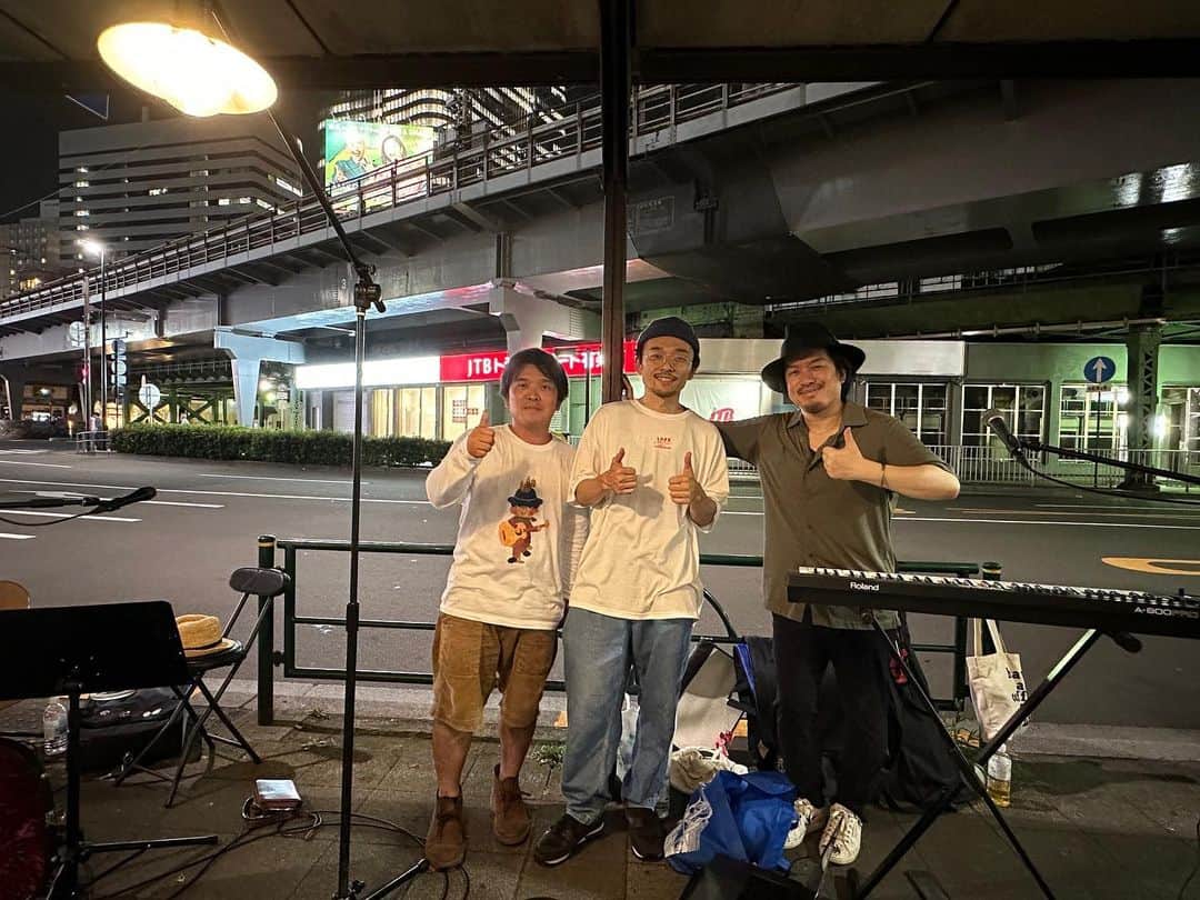 のインスタグラム：「前半戦 street live @mochizukiueki  亮ちゃんaka LANDくん のおかげで快適なストリートライフでした。  Luzと2人で始めたstreet live、それが3人になって、 もうただ単に情熱や優しさだけで一緒にやってくれている2人に本当に感謝です。  亮ちゃんのブルースハープソロをどうぞ。  後半戦もいろんな出会いがありますように！  #ストリート #ストリートライブ」