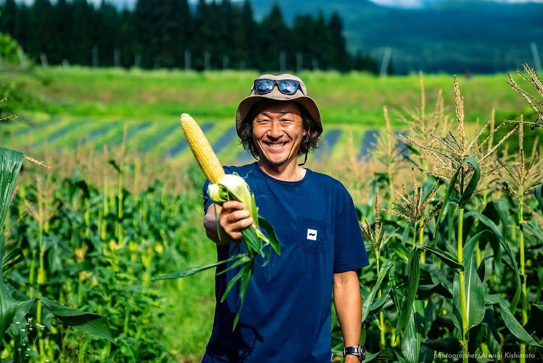 石川直宏さんのインスタグラム写真 - (石川直宏Instagram)「『いよいよ発送開始🌽』  7/20-21  収穫間近の"なおもろこし"を最終チェック🌽  あと3日くらいは我慢っ！ という事で初収穫とはならなかったけど、もいでかじって味の確認。  味は、、、 写真を見ての通りです😆  「これよ！これっ！！」  1年ぶりの再会👨🏽‍🌾🤝🌽 早く皆さんにも味わって笑顔になってもらいたい😊✨  明日7/25(火)から、順次発送予定です🗓️  お楽しみに♪  ⭐︎続報  ・飯綱町のふるさと納税でもこちらの"なおもろこし"ご注文　　開始しています。お世話になっている地域への還元🤝  ・8/12 19:00k/o v.s 京都 早朝収穫して、そのまま味スタへ。青赤パークにて販売も決定しました🔵🔴  詳しくはそれぞれのHPからご確認下さい！！  ※引き続きご注文受付中です🌽 インスタプロフィール欄に添付されているURLからHPをご覧下さい。  #NAOsFARM #NAOsFAsM2023 #みみずや @mimizuya.nagano  #とうもろこし #なおもろこし #なおもろこしゴールド #惚れるなおもろこし #Iizuna #飯綱 #Nagano #長野 #アスリートが化ける場 #農 #農業 #農ライフ #farm #farmer  #NAOsFARM農場長見習い から #NAOsFARM農場長 へ #NaohiroIshikawa #石川直宏  photo by Atsushi Kishimoto @k.atsushi96」7月24日 14時48分 - sgss.18