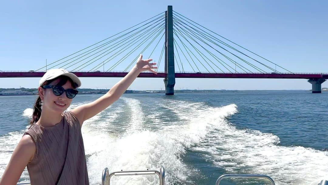 藤井香愛のインスタグラム：「この前、第二の故郷 銚子に行って来たよ〜🌊☀️🐟🛥️ 中学生の時から毎年行ってます☺️  母に写真撮ってとお願いしたらちゃんと動画になっていました（笑）  #母　#お母さん　#ママ　#天然 #機械音痴　#かわいい　#仲良し #銚子　#船　#釣り　#銚子大橋 #藤井香愛　#夢告鳥　#徳間ジャパン　#歌謡曲」