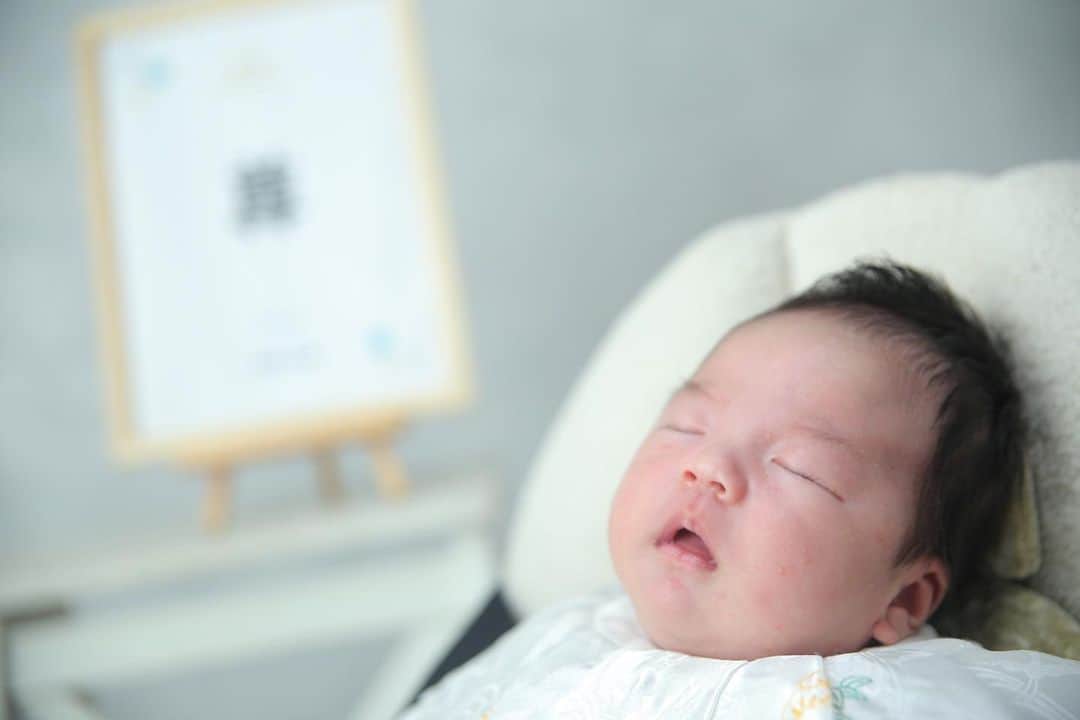 スタジオキャラット 丸井錦糸町店のインスタグラム：「お宮参り photo･:*+.  ぐっすりさん💤  photographer_ichikawa  #ベビーフォト #赤ちゃん #ベビー #家族写真 #baby #ハーフバースデー #キッズフォト #ファミリーフォト #赤ちゃんのいる生活 #成長記録 #女の子ベビー #バースデーフォト #女の子ママ #あかちゃん #撮影 #halfbirthday #スタジオ撮影 #スタジオキャラット #スタジオキャラット丸井錦糸町店 #studiocaratt」