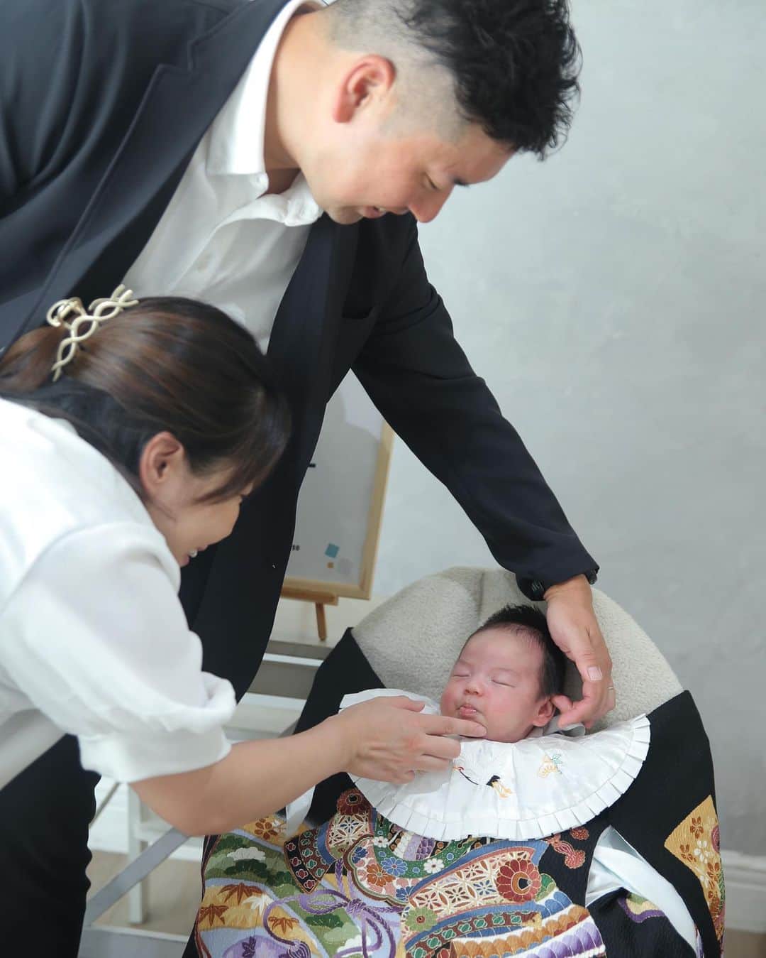 スタジオキャラット 丸井錦糸町店のインスタグラム：「お宮参り photo･:*+.  パパとママと一緒に起きて〜✨  photographer_ichikawa  #ベビーフォト #赤ちゃん #ベビー #家族写真 #baby #ハーフバースデー #キッズフォト #ファミリーフォト #赤ちゃんのいる生活 #成長記録 #女の子ベビー #バースデーフォト #女の子ママ #あかちゃん #撮影 #halfbirthday #スタジオ撮影 #スタジオキャラット #スタジオキャラット丸井錦糸町店 #studiocaratt」