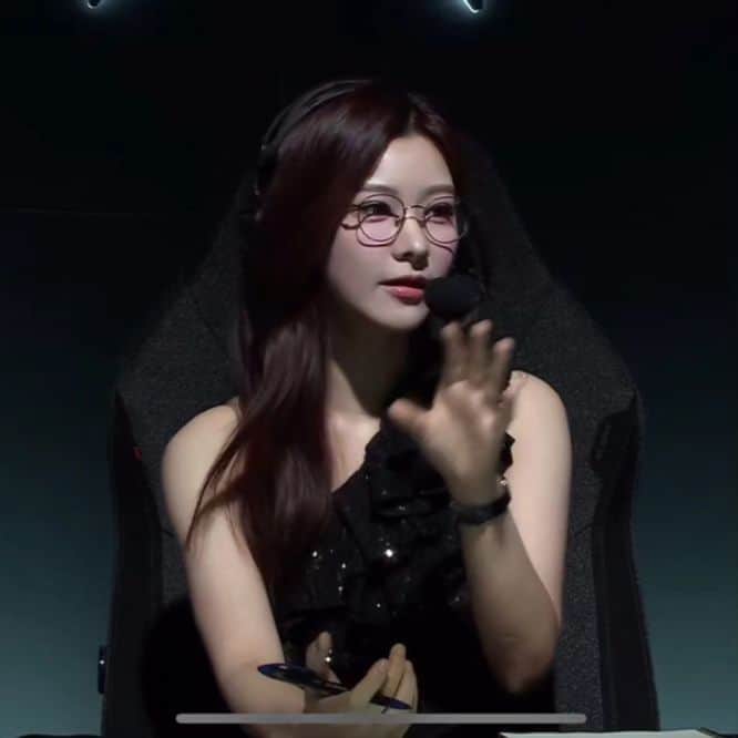 キム・スヒョンのインスタグラム：「오랜만에 발로란트로 복귀🥰  발로란트 리그가 시작됐던 몇 년 전으로 돌아간 듯 너무 떨렸고 긴장됐고 설렜어요  챔피언스에 진출한 ZETA 정말 축하하며 8월 챔피언스에서 다시 만나욧❤️  (@chl_alswns_ 민주니의 명품캡쳐)」