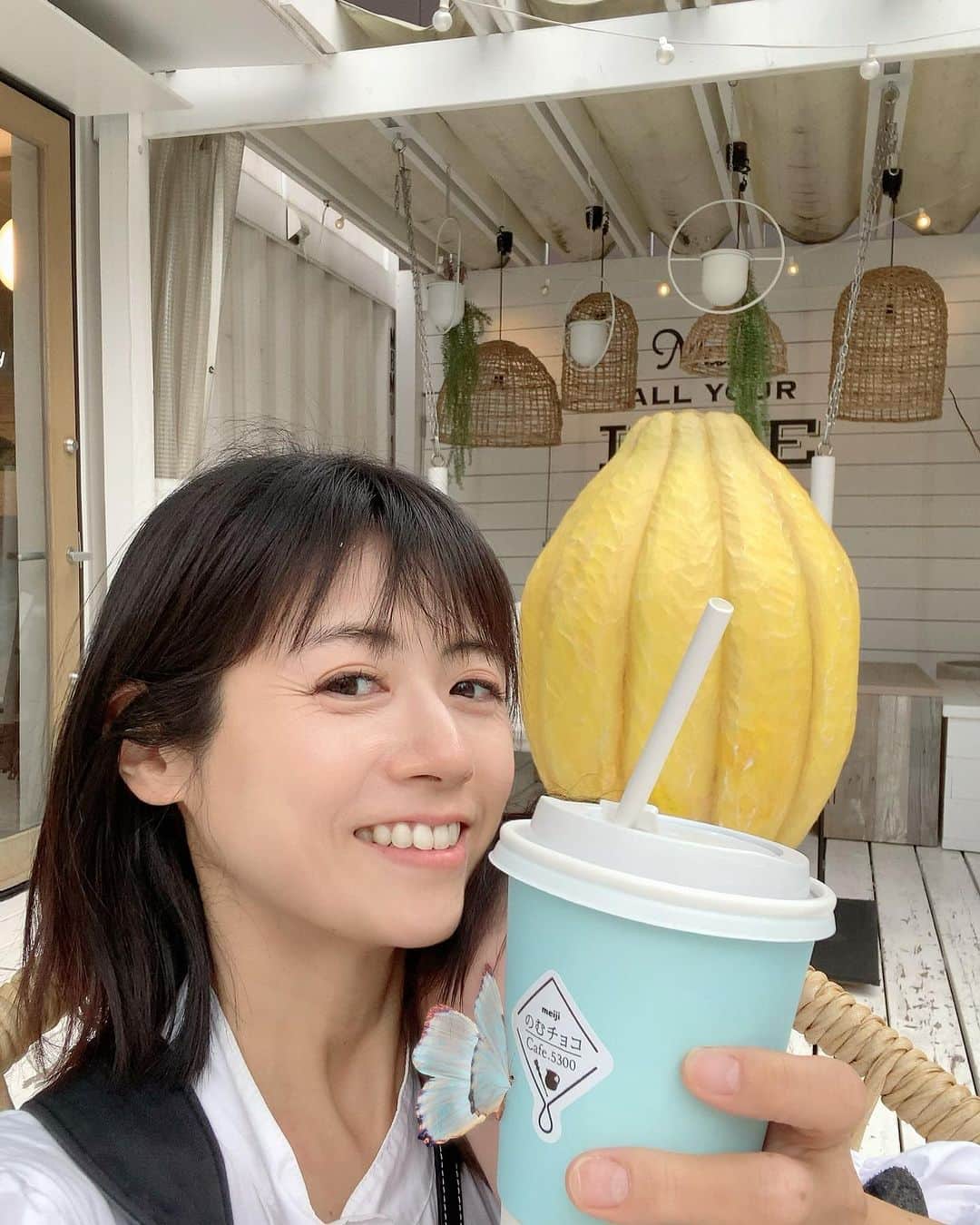 のインスタグラム：「・  幼稚園は夏休み🌻  なのに毎日予定いっぱいで ヘトヘトです  移動中に見かけたカフェ 期間限定 @meiji_the_choco の #飲むチョコ  甘さ控えめで美味しい🍫 ポリフェノールでアンチエイジング〜笑笑  #meiji #meijithechocolate  #meijiのむチョコcafe5300  #0歳児ママ #息子にストロー取られがち」