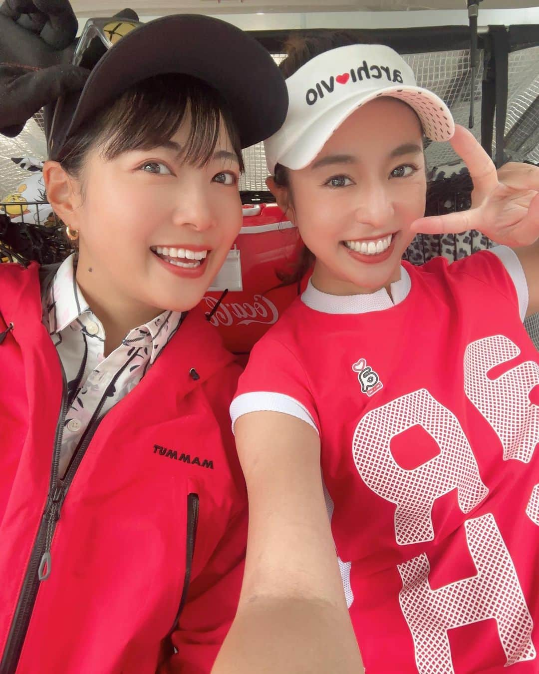 橋本真依さんのインスタグラム写真 - (橋本真依Instagram)「・ ❤️❤️❤️❤️❤️⛳️ ⁡ 6月はウィメンズゴルフデー・ゴルフウィークが 設定されていて去年から JGGAさんの主催の女性だらけのとっても素敵な コンペに参加させていただきました♪ ⁡ 今年から関西でも開催。 ⁡ 関東大会ではまさかの大雨にドン被りだったのですが、その雨のおかげもあってものすごく最高な メンバーでハーフだけ回らせてもらいました❣️ ⁡ @nkmr_yu ちゃん🤍 初めましてとは思えないくらいめっちゃ楽しかった☺️☺️早くまた会いたいな〜 1アンダーで回れたの最高だったねっ (ぜんぜんコンペではハマらなかったけれどw) ⁡ @ishiguroaya.official さん🤍 @miho.yabe.0607 さん🤍 お二人とも本当に明るくって大好き💕 ずっとおしゃべりしていて大雨でもこの組が いちばん楽しんでいた気がします❣️笑 ⁡ ⁡ ⁡ そして関西大会ではゆりちゃんと✨　@yuri_konno_official  久しぶりに一緒に回れたけれどうますぎる〜 一緒に回った皆さんもとっても上手くて ご迷惑おかけしました〜🤣🤣🤣💦 ⁡ ⁡ ドラコンプロのドライバーも見せていただいたり なんせこのコンペは素敵な女性がたくさん参加されていて、参加賞だけでも参加する価値あり❣️ ゴルフ前にプロの方にヘアセットしていただける コンペはここだけだと思いますっ ⁡ また来年も開催していただけたら嬉しいです😊 ⁡ ⁡ @jgga_2022  #ゴルフねーさん #女子力ねーさん#ゴルフ #golf#jgga2023」7月24日 15時19分 - hashimotomai430