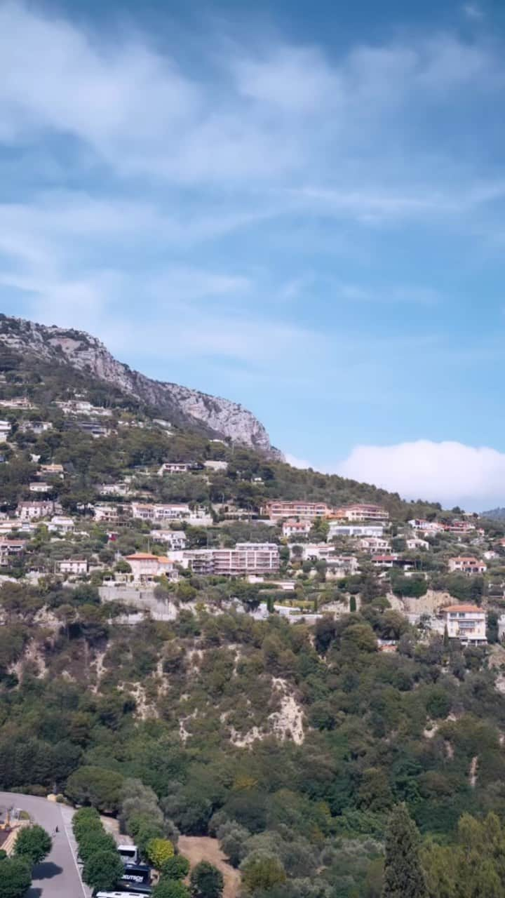 haru wagnusのインスタグラム：「Trip to Eze village   Eze, the eagle’s nest village on the French Riviera🦅 A medieval village perched on a hill 400m above sea level, with a stunning view of the Mediterranean Sea💙 Famous for its cacti and perfumes, there are plenty of discoveries to make while strolling around🌵🌸 Close to Monaco and easy to access by car🚗 I wish I could live in such a beautiful place😍  コートダジュールの鷲の巣村、エズ。 海抜400mの高台にある中世の村で、地中海の絶景が見渡せる、サボテンや香水も有名で、散策するとその景色や雰囲気や文化的な発見が沢山あります。モナコからも近くてアクセス便利。こんな素敵な場所に住んでみたいな〜☺︎  #エズ村 #jtbで旅したい #コートダジュール #フランス旅行 #地中海 #中世の村 #サボテン #香水 #絶景 #海外旅行 #EzeVillage #EaglesNestVillage #FrenchRiviera #FranceTravel #MediterraneanSea #MedievalVillage #Cacti #Perfume #StunningView #TravelAbroad #NidDAigleVillage #CotedAzur #VoyageEnFrance #Mediterranee #VillageMedieval #Cactus #Parfum #VueImprenable #VoyageALetranger」