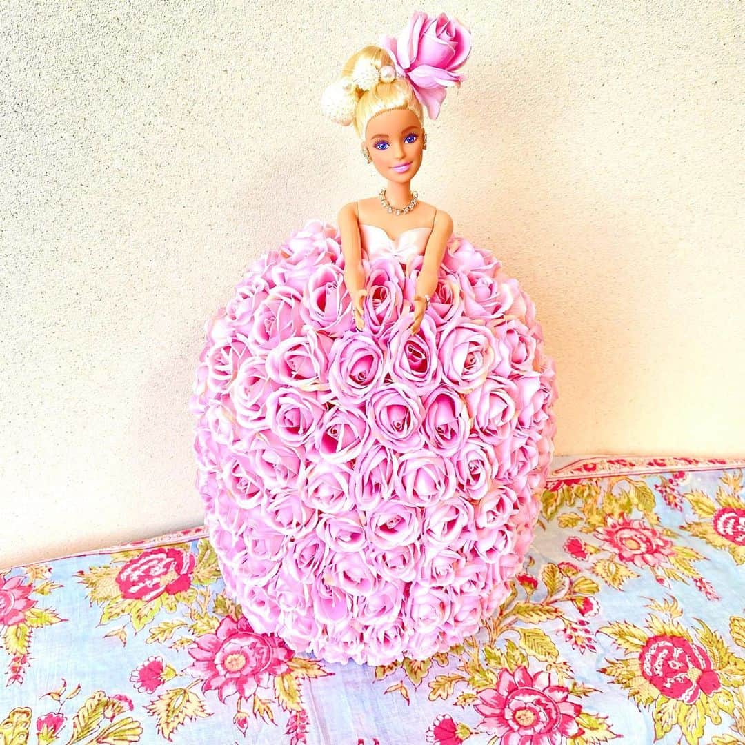 黒柳徹子さんのインスタグラム写真 - (黒柳徹子Instagram)「お友達からのプレゼントのバービー人形💕 なんと！ドレスが、プリザードフラワーでできてる‼️私の大好きなピンクの薔薇。可愛い💕」7月24日 15時15分 - tetsukokuroyanagi