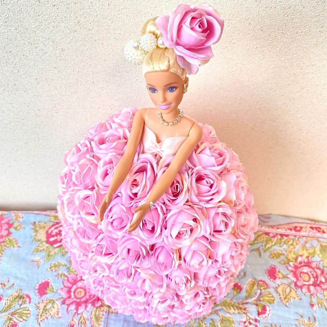 黒柳徹子のインスタグラム：「お友達からのプレゼントのバービー人形💕 なんと！ドレスが、プリザードフラワーでできてる‼️私の大好きなピンクの薔薇。可愛い💕」