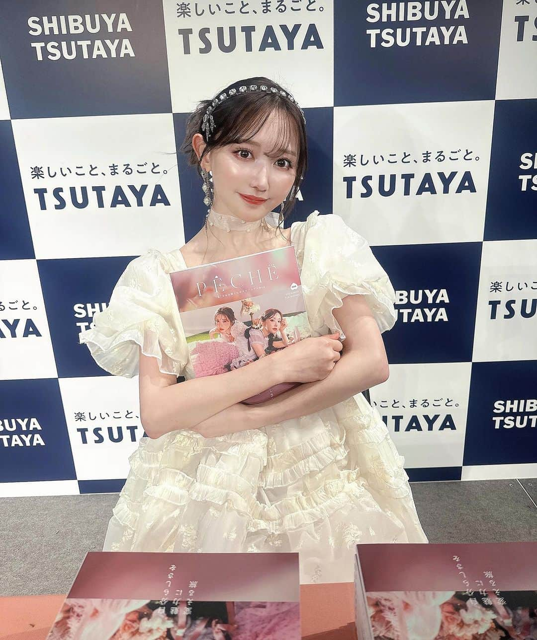 菅野結以さんのインスタグラム写真 - (菅野結以Instagram)「PECHE006 発売記念イベント at SHIBUYA TSUTAYA 🍑 全国からたーくさんの結以fam集合ありがとう♡ ⁡ ひとりで30冊とか買っていってくれるから こんな重いのどう持ち帰るのかと思ったら みんなちゃんとキャリー用意してきてた 推し活のプロたちよ..💮ラァブ ⁡ おぺしぇ仕様のまっしろキラキラ衣装と つやつや発光メイクで👼🏻 ⁡ 👗 @aya_yagishita  💄 @mikkosuzu  #PECHE #SHIBUYA #TSUTAYA #シブツタ」7月24日 15時18分 - yui_kanno