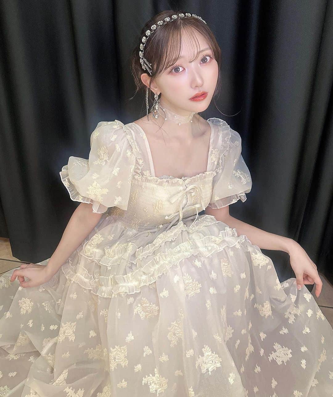 菅野結以さんのインスタグラム写真 - (菅野結以Instagram)「PECHE006 発売記念イベント at SHIBUYA TSUTAYA 🍑 全国からたーくさんの結以fam集合ありがとう♡ ⁡ ひとりで30冊とか買っていってくれるから こんな重いのどう持ち帰るのかと思ったら みんなちゃんとキャリー用意してきてた 推し活のプロたちよ..💮ラァブ ⁡ おぺしぇ仕様のまっしろキラキラ衣装と つやつや発光メイクで👼🏻 ⁡ 👗 @aya_yagishita  💄 @mikkosuzu  #PECHE #SHIBUYA #TSUTAYA #シブツタ」7月24日 15時18分 - yui_kanno