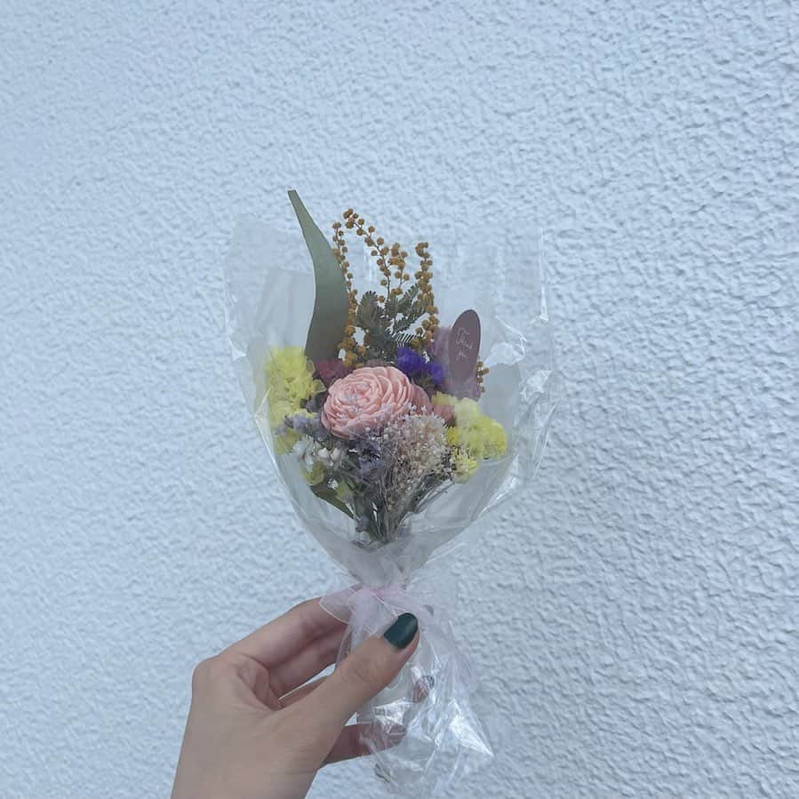 大曲李佳のインスタグラム：「７月  もう月末ですが😓！ 母の日にプレゼントのおまけでついてきたお花をお家に飾ってくれていたので、今月はこちらにします💁🏻‍♀️🪷🫧 母いつもありがとう〜☻  #7月 #お花」