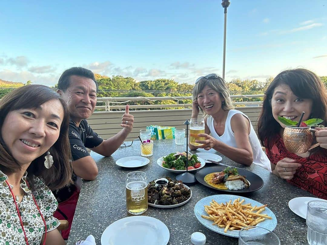 飯島寛子のインスタグラム：「Pau Hana Timeに @deckwaikikiに集合！ Deckのテラス席は、まさに客船のでDeckみたい！ ダイアモンドベッドがNice view！ れーちゃんと @tokonatsualoha  代表のおみちゃんとズンバの先生のダーリン秀樹さんと1年ぶりの再会！乾杯！ #deckwaikiki #hawaiilife #sunsettine」