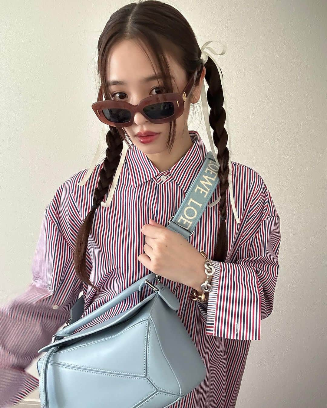 横田真悠のインスタグラム：「Dusty blue LOEWE PUZZLE SMALL BAG🩵 この子と旅行に行きたいな✈️ #LOEWE #LOEWEPuzzle #ThanksLoewe」