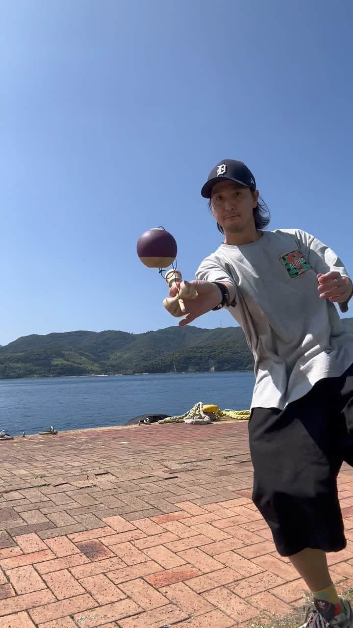 ZOOMADANKEのインスタグラム：「OKI ISLAND a.k.a missu ISLAND is so beautiful island.Good nature,food,scene,and people. Thank you so much to having us @jamcotti  #kendama #oki #okiislands #隠岐 #隠岐島 #けん玉 #海士町 #zoomadanke #365kendama #aldies #okendama #とにかく天気がいい」