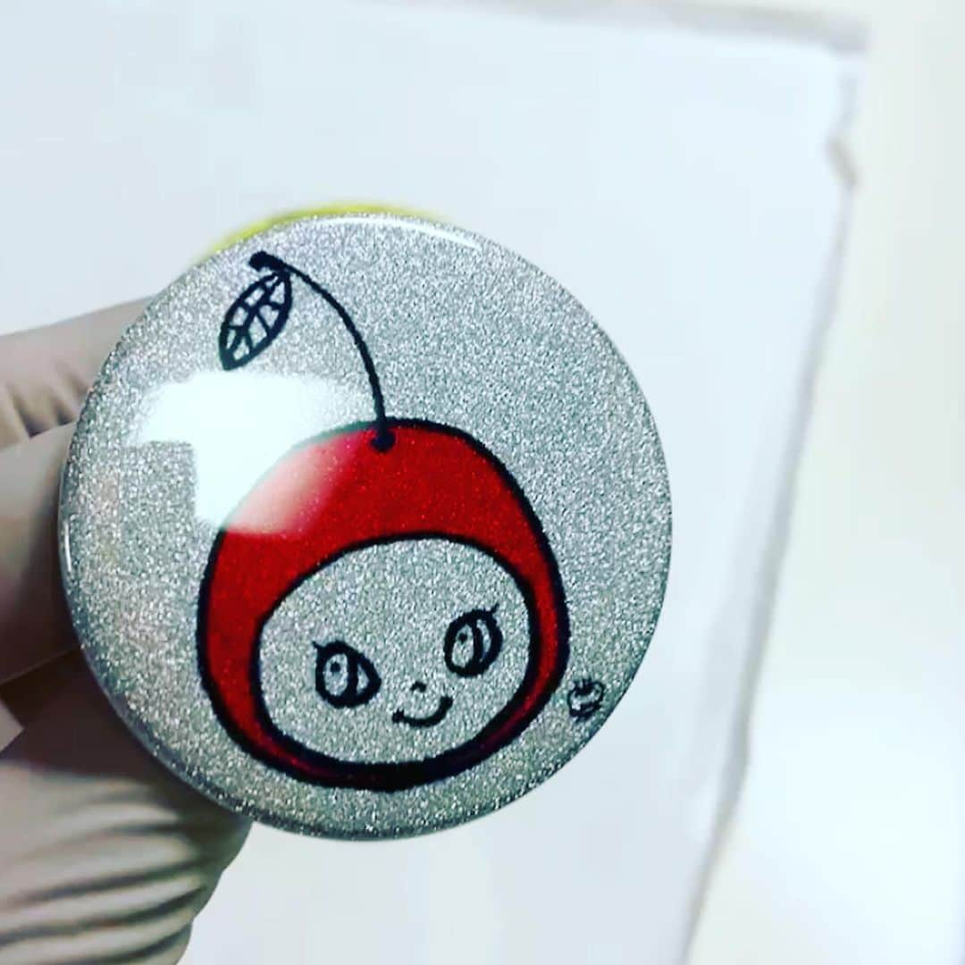 おおたうにさんのインスタグラム写真 - (おおたうにInstagram)「かわいい缶バッヂを作ってもらっていますー❣️❣️  8月1日から31日まで、 ラフォーレ原宿『愛と狂気のマーケット』 @aitokyouki  に出店予定✨  あと少ししかないのに、飾り付けとか搬入とか、どうしたらいいのかぜーーんぜん見えてなくて日々震えています。  でも！このコたちは！自画自賛だが可愛い❣️ ありがとう @nice_badge  @yoshito_ishigami くん✨✨😆  #缶バッジ #badge #nicebadgedesign  #outauni #おおたうに #illustration」7月24日 15時29分 - outa_uni