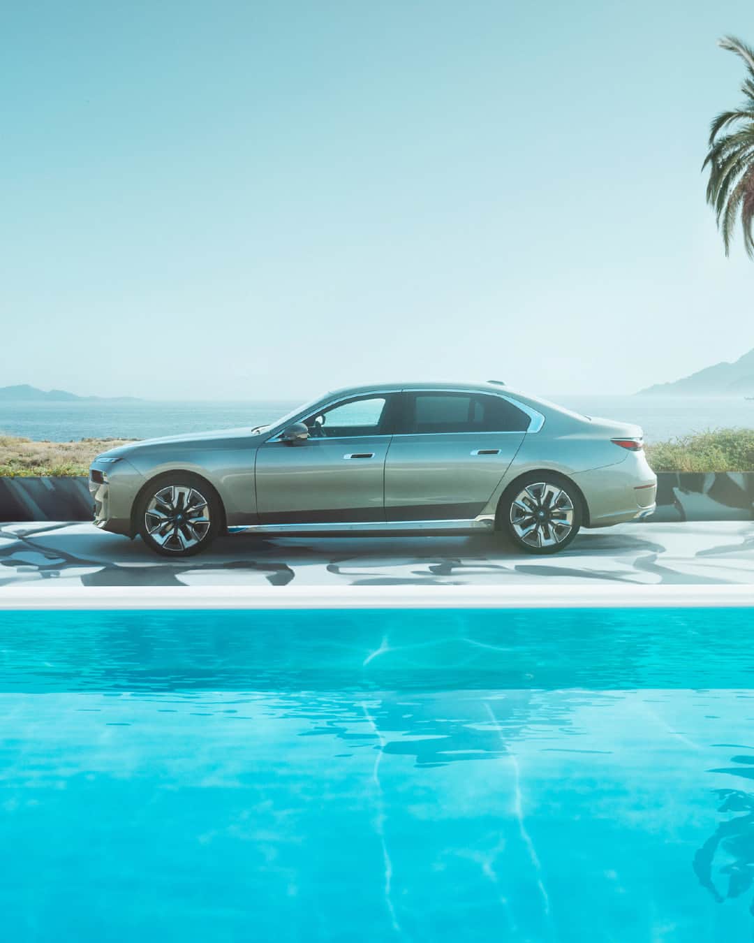 BMWのインスタグラム：「#BMWRepost 📸 @ciprianmihai The good life in clear blue 🌊  The BMW i7. #THEi7 #ThisIsForwardism #BMW __ BMW i7 xDrive60: Combined power consumption: 19.6–18.4 kWh/100 km. Combined CO2 emissions: 0 g/km. Electric range: 590–625 kilometers. All data according to WLTP. Further info: www.bmw.com/disclaimer」
