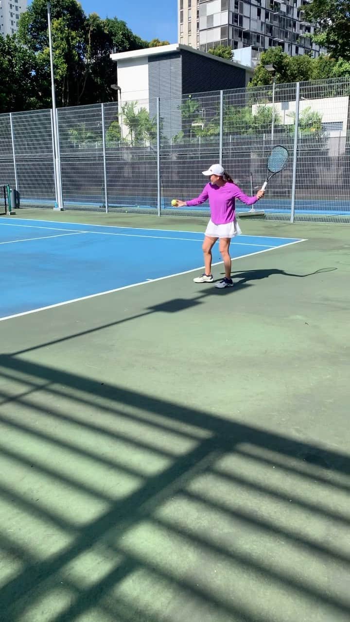 瀬間友里加のインスタグラム：「産後2ヶ月弱でのテニス🎾妹がシンガポールに寄ってくれたので少し打ってもらいました🥹(贅沢💓) 肩は回らないし、足も動かないしで、すぐバテちゃったけど、汗かけて楽しかったなぁ😄ただ2日後にきた筋肉痛は半端なかったので体力つけないとだな😩#産後 #産後テニス #tennis #singapore #テニス」