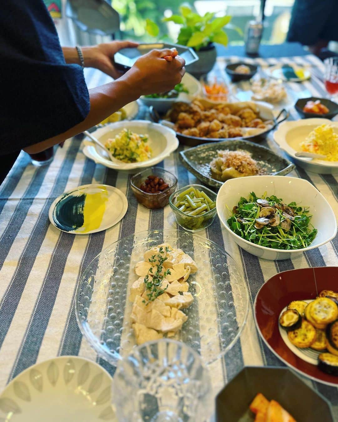鈴木六夏さんのインスタグラム写真 - (鈴木六夏Instagram)「夏ご飯。 お友達の竹をお借りして流しそうめん✨」7月24日 15時42分 - rikuka.62