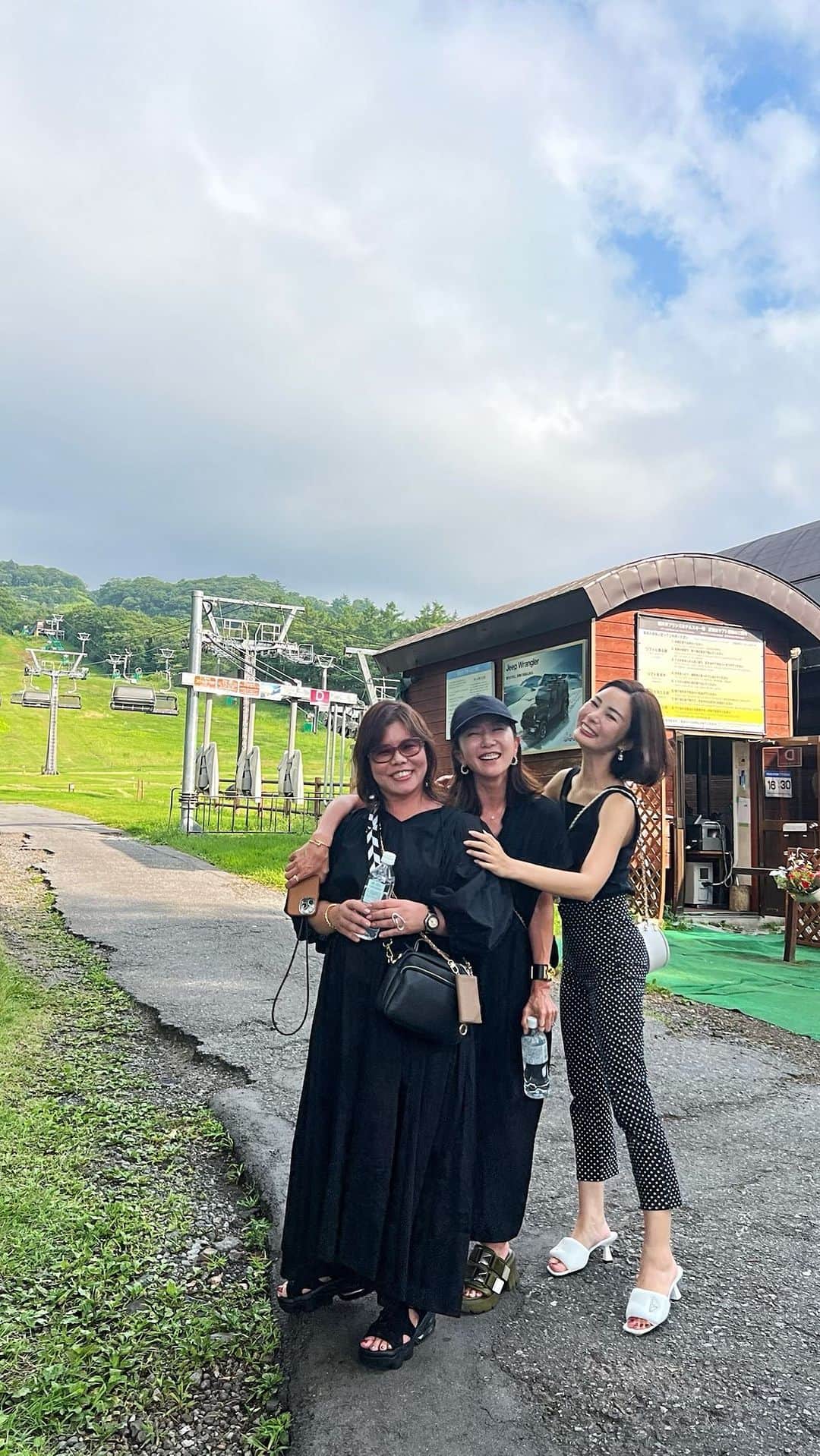 坂田陽子のインスタグラム：「当日にお誘いが来て行く（旅ってそんなもん🤣？） 弾丸軽井沢‼️ ・ @gogojuntan と 娘程歳の離れた　@kubo_perle  可愛いゆりちゃんとの女子旅は笑いっぱなし！ ・ ゴルフウェア充実のアウトレットでのお買い物後は #一軒家フレンチ の #メリメロ @karuizawamelimelo さんへ。 ・ 鮎とおかひじきの組み合わせや ジャガイモのビシソワーズにハマグリのジュレ、 メインのお肉も アンチョビ入りのご飯も 口当たり軽やかで素材や季節を楽しめる 夏らしいさっぱりフレンチ！ 美味しかったなぁー！ ・ 閉店後、お店のマダムのかれんちゃんを拝借して 気づけば朝までの女子4人弾丸トーク。 高原の爽やかな小鳥の囀りと共に仮眠して 朝の♨️、 朝ご飯を詰め込み そして私は1人館山へ。笑 続く😆 ・ #軽井沢 #夏の女子旅 #母娘のような #歳の差女子旅 #ちょいちょい昭和 #たまに世代間ギャップ #それもまた面白き」