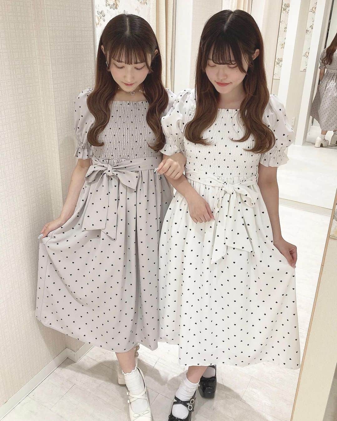 evelyn.coordinateのインスタグラム：「୨୧  𝑁𝑒𝑤 𝑎𝑟𝑟𝑖𝑣𝑎𝑙🏹🤍  #復刻ハートワンピース  color OW/PI price ¥9,400  横浜店/名古屋パルコ店/天王寺ミオ店 限定のワンピースになっています💞💫  ハート柄で甘めデザインなこちらの ワンピは双子コーデにもぴったり◎  丈感短めなので低身長さんにおすすめです🎀  150cm/152cm  #evelyn #エブリン #ガーリーコーデ #甘めスタイル #甘めコーデ #清楚コーデ #可愛い  #girly #feminine #パステル #girl #evelynコーデ #フェミニンコーデ #低身長コーデ #fashion #ootd #双子コーデ」