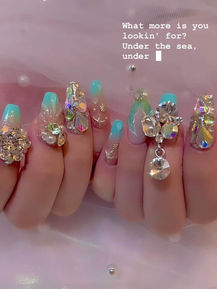 櫻井こころのインスタグラム：「ギラギラマーメイド🧜🏻‍♀️🏝️  . #夏ネイル2023 #グラデーション #マーメイドネイル #シェルネイル . #ロングネイル #スクエアネイル #ワンホンネイル #ワンホンネイルチップ #ニュアンスネイル #春ネイル#冬ネイル #ネイルデザイン #韓国ネイル #中国ネイル #純欲ネイル #ちゅるんネイル #ピンクネイル#キラキラネイル#きらきらネイル#貝殻ネイル#人魚ネイル」