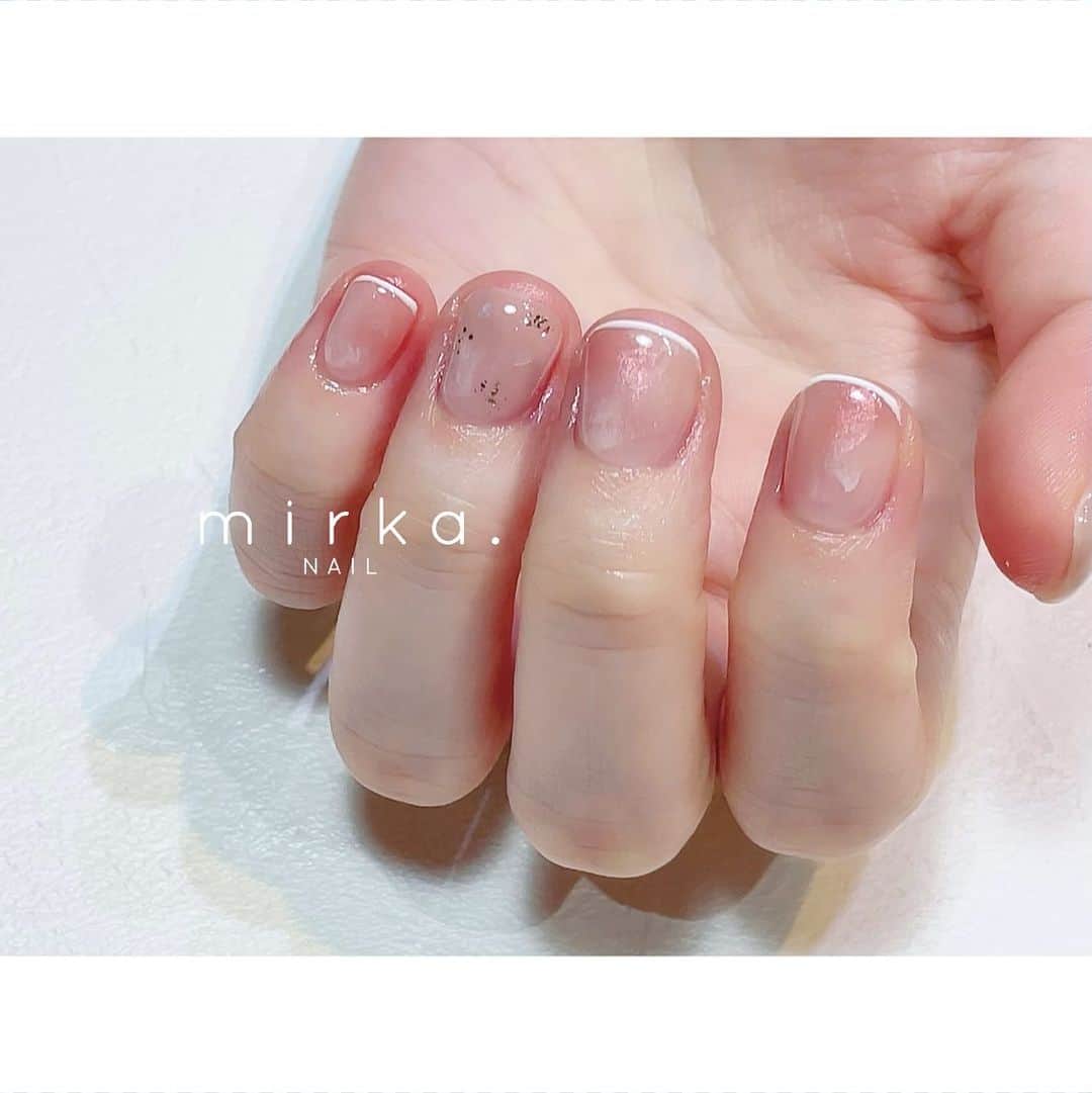 mirka. NAIL(ミルカネイル)のインスタグラム：「⁡ ⁡ 肌なじみのいいピンク⠜ ⁡ ⁡ オフィスネイルにもオススメです◯ ⁡ ⁡ ………………………………………………………… ⁡ ご予約、お問い合わせは LINE ID⇒ @mirka.nail (@含む)まで。 ⁡ ご新規様はハイライトの「ご案内」と「ご予約方法」を必ずお読みいただいてからご予約くださいますようお願いいたします。 空き状況や詳細はLINEの投稿からご確認ください。 ⁡ ⁡ ⁡ ⁡ #mirkanail#nails#nail#nailart#naildesign #ショートネイル#ネイルアート#ネイルデザイン#ネイル#大人ネイル#シンプルネイル#オフィスネイル#ニュアンスネイル#ナチュラルネイル#カジュアルネイル#ショートネイルデザイン#美甲#夏ネイル#夏ネイル2023 #プライベートサロン#プライベートネイルサロン#東京ネイルサロン#東京ネイル#江東区ネイルサロン#森下#清澄白河 ⁡」