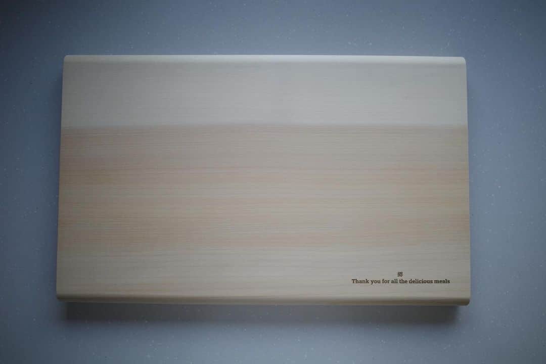 新郷桃子さんのインスタグラム写真 - (新郷桃子Instagram)「××× . 素敵すぎるまな板が我が家へ。🔪 その名も、贈るまな板　"MANAITA"  樹齢100年以上のイチョウの木から作られた木材のまな板！ 開けた瞬間、イチョウの香りと、軽さに驚き😳😳😳！ トントントンっと軽やかな音も聞こえてきた！  一枚板のブランドをなさってるお店なので、拘りが素晴らしい！ イチョウの木は耐久性、除菌性に優れているそうです！！  注文時に、彫刻やイラストも入れる事ができるので、敬老の日の贈り物や、友達へのお祝い、日頃の感謝などを伝えるアイテムに最適だよね😌❤️ 私は今回、"いつも美味しい料理をありがとう"って彫刻をしてもらって母に贈りました！が… あまりにも良すぎて、きっと私が今後魚捌くためのまな板になりそうです！笑  #MANAITA#贈るまな板 #結婚祝い #結婚祝いのプレゼント #記念日プレゼント #新築祝い #誕生日プレゼント  #名入れギフト #贈り物に最適  #プレゼントにおすすめ」7月24日 15時56分 - rinnnnn01
