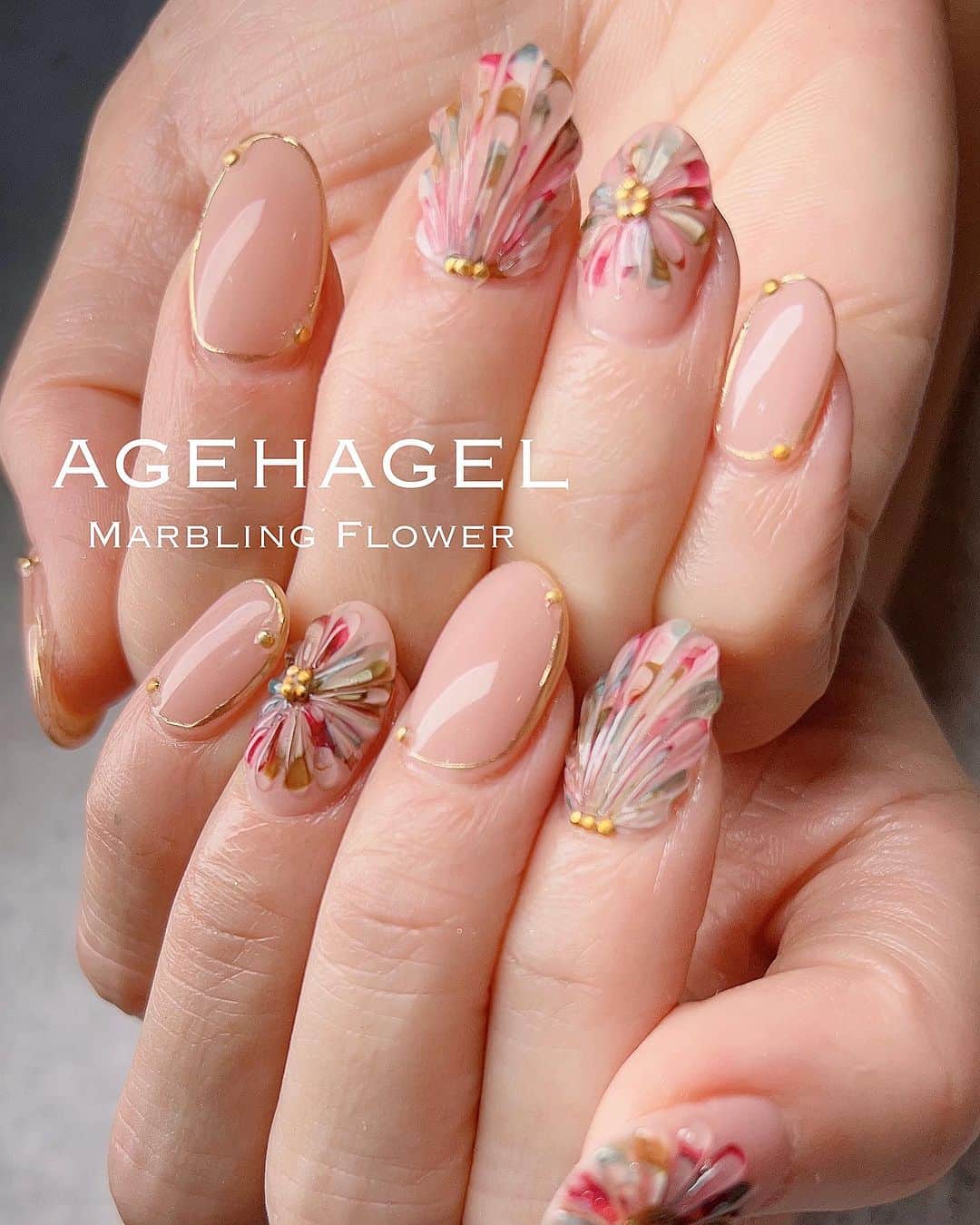 agehaのインスタグラム：「可愛い😍 marbling flower  agehaインクリキッド 大人気です❤️  agehaインクリキッド ローズ、オリーブ、ターコイズ この3色が1番人気の組み合わせ❤️  ベースカラーも めちゃくちゃ美しい ヌードカラー、 スキンカラーです🩷  agehaオプティカラー 新色２-07番  塗りながらお客様が きゃーー、これ可愛い😍 と、悶絶していたカラー！  たくさんタグ付けありがとうございます❤️  #agehagel  #新色大人気❤️ 2-07と2-10が大人女子に大好評」