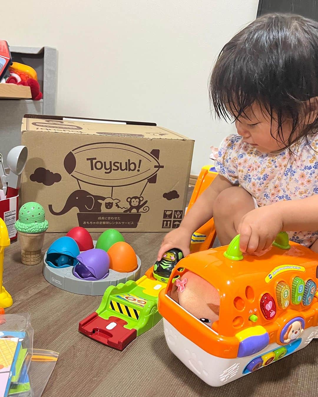 中嶋真緒のインスタグラム：「@toysub_kids 今回もあっという間に 2ヶ月が過ぎてしまってそろそろ おもちゃを返す時期が近づいてきた🥲 今回来たおもちゃの中で一番のお気に入りはパズル🧩 先月は出来なかったのに今では9ピースも難なくこなせて成長のスピードに驚く日々！ 他のおもちゃたちとも毎日遊んで 返すのが惜しいくらい…笑 またお願いしよう🩵  #toysubkids #トイサブ #2歳 #サブスク #pr」