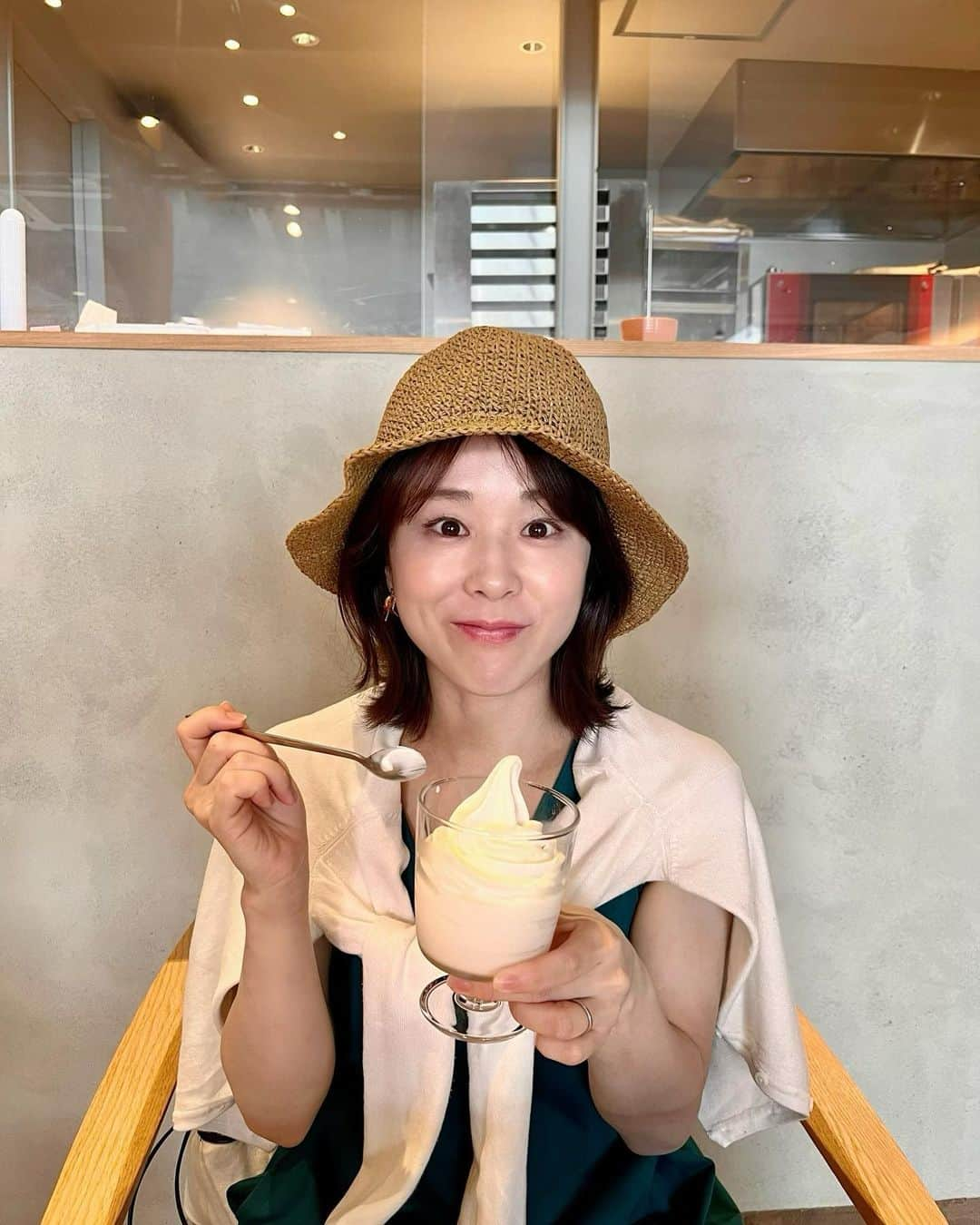 阿部真澄のインスタグラム：「.  北海道ソフトクリーム🍦💕  (※北海道の牧場牛乳を使った湯河原にあるカフェのソフトクリーム)  #ソフトクリーム #湯河原カフェ」