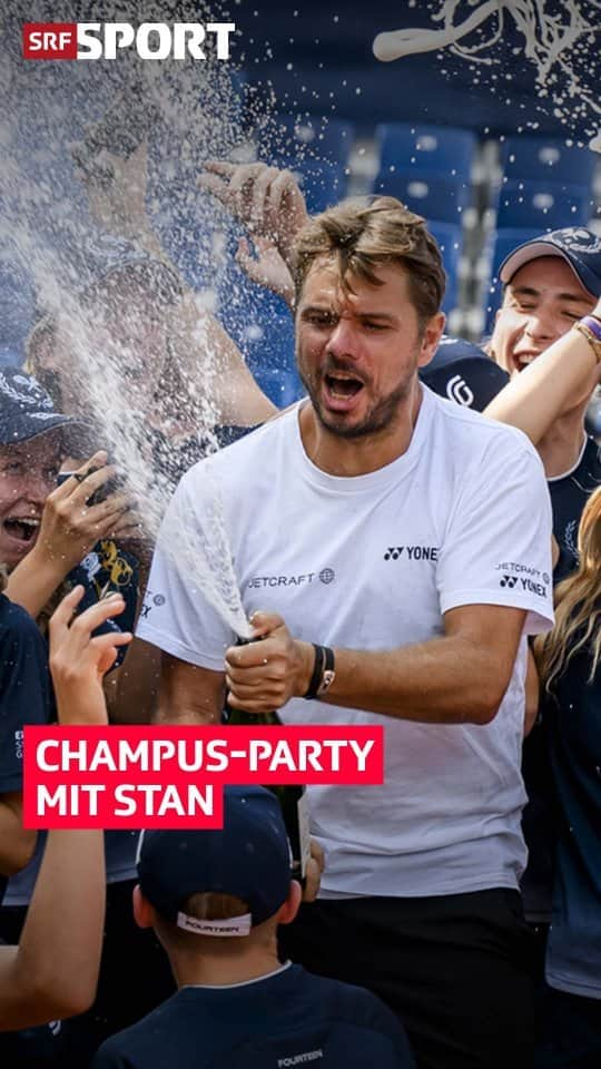 スタニスラス・ワウリンカのインスタグラム：「Pizza-Mampf mit Roger oder Champus-Party mit Stan – wo wärst du lieber dabei? 🍕🍾🤔  🎾 Bei den Swiss Indoors in Basel spendierte Roger Federer stets Pizza für alle Balljungen und -mädchen zum Turnierabschluss. In Gstaad gibt’s Flüssignahrung: Stan Wawrinka feiert seinen Doppelsieg mit einer Champagner-Dusche für die Ballkids.  #srfsport #srf #srftennis #stanwawrinka #gstaadt #swissopengstaad @swissopengstaad @stanwawrinka85」