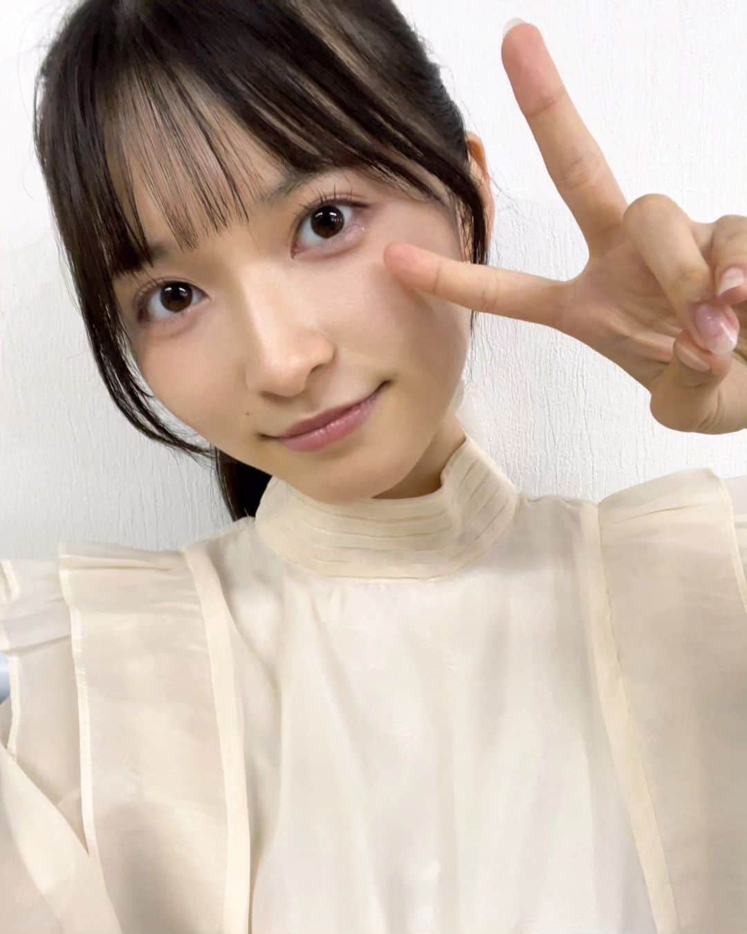 桧山ありすのインスタグラム：「星屑ガールズ演劇公演2023夏 2日間ありがとうございました！私は即興(写真1枚目)と｢Fly High｣の紬役(写真2枚目)をやらせて頂きました👍🏻  久しぶりの公演は緊張しましたが、皆さんの暖かい声や拍手によってとても楽しむことが出来ました!!  そして、3公演全て来てくれたり、初めてきてくれたり、遠方からきてくれたり、お忙しい中きてくれたり、応援の言葉をいただいたり、本当にありがとうございました！  いつも応援いただいていて、今回お話もできて本当に嬉しかったです🫶🏻  4枚目の写真からは、同じ｢Fly High｣のメンバーの #井上詩音 ちゃん #蝦名真由香 ちゃん #河合美緒 ちゃん #佐藤不二子 ちゃん #㮈月ひな ちゃん  です！  ｢Fly High｣の紬は天真爛漫でマイペースな役で私とは結構違いがあり難しくもありましたが、演じていて楽しかったです！  皆さん本当にありがとうございました🤍  #星屑ガールズ演劇公演2023夏 #桧山ありす」