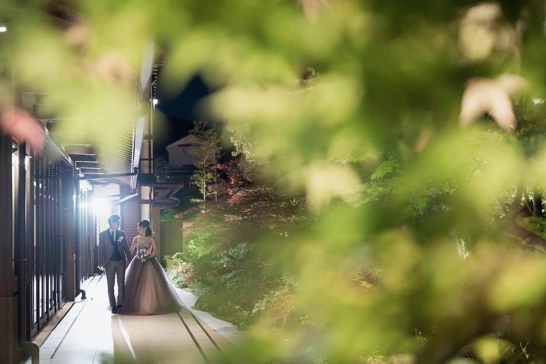 KIYOMIZU京都東山 公式さんのインスタグラム写真 - (KIYOMIZU京都東山 公式Instagram)「. 夜のガーデンでは こんなに素敵な写真も撮影することができます  ライトアップされたガーデンは 昼間とまた違った印象に・・・♡  ----------------------  @kiyomizu_kyoto_higashiyama をフォローし 【#kiyomizu京都東山】で検索してくださいね❖  #スタイルズ花嫁 #KIYOMIZU京都東山 #KIYOMIZU花嫁 #ブライダルハウスtutu #シェアーズヘアメイク #京都花嫁 #京都結婚式 #京都結婚式場 #カラードレス#花嫁コーディネート #ウェディングフォト #庭園 #ナイトウェディング」7月24日 16時19分 - kiyomizu_kyoto_higashiyama