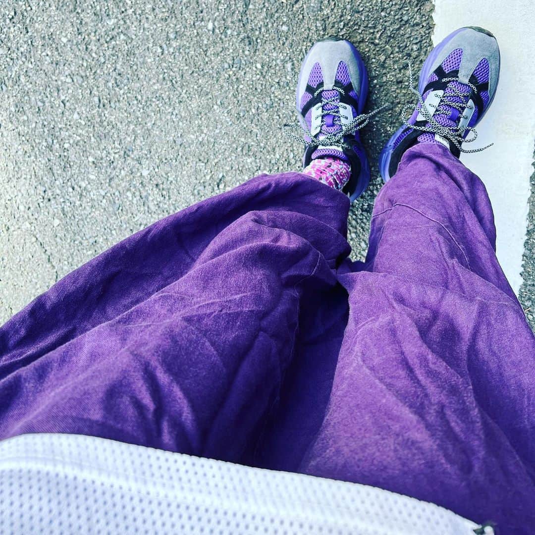 奥井亜紀のインスタグラム：「しわっしわ🙃でも リネンだから ということにしておこう。 紫色の日。 気のせいか 紫色身につけている人ばかり 目につく。 今の私に足りない色なのかな？🙃」