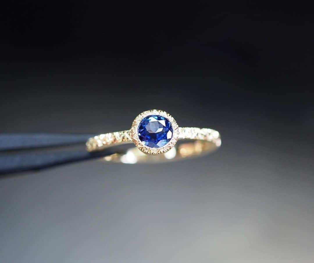 常岡康弘さんのインスタグラム写真 - (常岡康弘Instagram)「K18YG / tanzanite ring . リング全体に彫り模様を施して製作したタンザナイトリング💍  【POP-UP SHOP】 7月26日(水)〜8月1日(火) 岩田屋本店 新館地下2階 ライフスタイルショップ エスカレーターサイド 10:00-20:00  お近くにお越しの際はよろしくお願いします💍  #tsuneokajewelry#タンザナイト#ポップアップストア#ジュエリー#fukuoka」7月24日 16時17分 - tsuneokajewelry