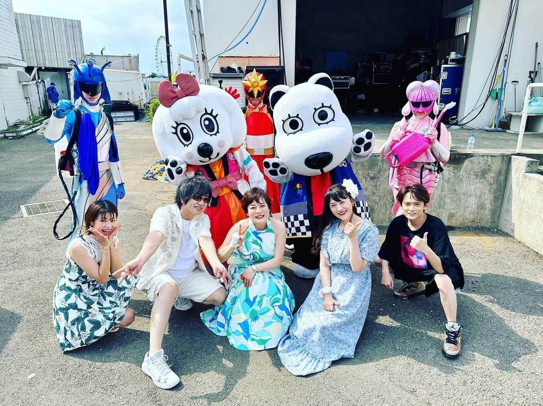 池田彩のインスタグラム：「#よみうりランドプールWAI この前ステージで歌わせてもらったばっかりですが、また行ってきました〜😆 次はステージじゃなくて、プールの中に🏊‍♀️💦 娘も初プールで、大はしゃぎしてましたー😆 波のプールでプカプカ浮いて、バケツの水エリアでびしょ濡れになって😆 久しぶりにプール行ったな〜 楽しかった😙🎶  写真は撮れてないので、先日の楽しかったライブの時の写真を🎶 ライブも楽しかったな〜😊  #2歳児ママ  #初プール  #ずぶ濡れ  #夏  #高取ヒデアキ #うちやえゆか #鎌田章吾 #鈴木美潮 #池田彩 #スカットマン #グッド #ラッキー」