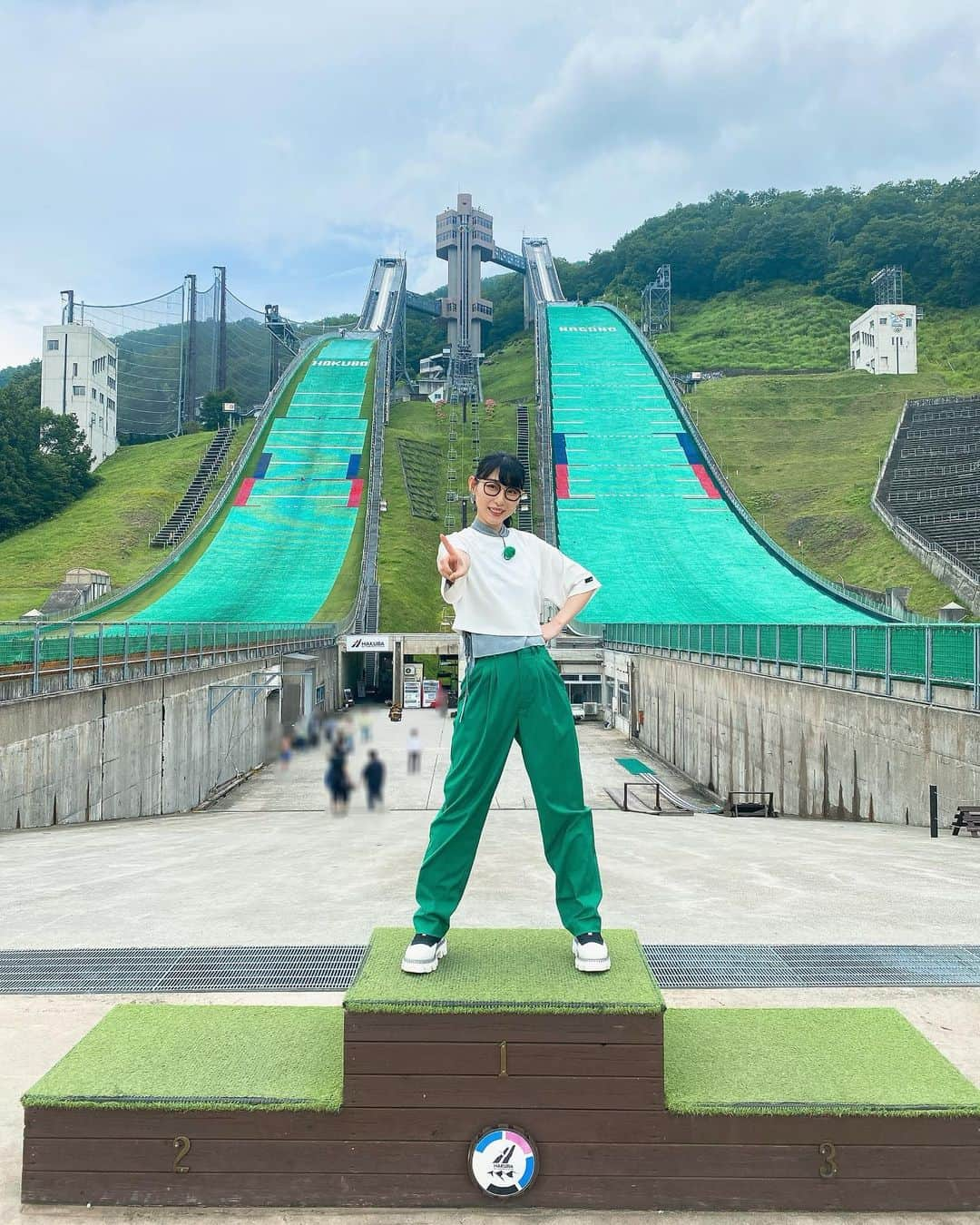 ハシヤスメ・アツコのインスタグラム：「ロケで長野県白馬村へ。白馬ジャンプ競技場を見た瞬間“映画ヒノマルソウルで見たところ！！”とテンション上がりました⛷️🇯🇵  白馬岩岳マウンテンリゾートは、ひんやり涼しくて夏にピッタリって感じの場所だった！ヤッホースウィングは映え！！アルプスの少女の曲に合わせてブランコを漕ぐからハイジ気分！！！ ライブで長野行ったりはあったけど、ゆっくり何処か旅する！！ってのは無かったから凄く新鮮でリラックスした時間を過ごした1日だったよん⛄️ #アッコにおまかせ #長野県白馬村」