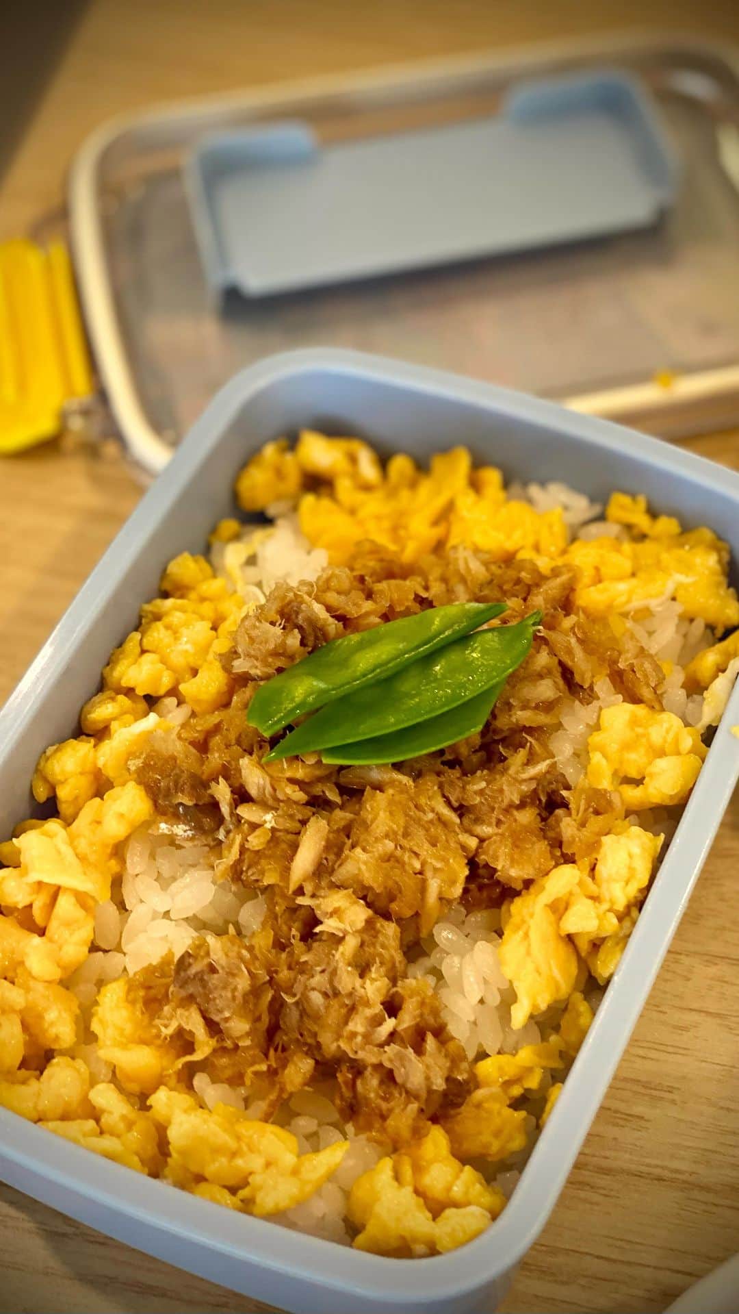 のインスタグラム：「アジそぼろ丼を作りました♪  7月は、今が旬のアジやイワシなど青魚について学びます！  前回のイワシで、大分魚の扱いに慣れてきているとはいえ、骨抜きをする時はみんな真剣！シーンと静まり返ってました😆  箸を4本使って、そぼろ卵も作りましたよ！  思い思いに盛り付けて、ちょっとだけ試食🤏  美味しーい👍って声が広がりました  青空キッチンのレッスンでは、毎回、 旬の食材にふれ、初めて見るレシピに挑戦して、  調理すること、食べ物を知ること、 そしてみんなで美味しさを分かち合う時間を 笑い声と一緒に積み重ねていきます。  食べることや作ることの わずかな時間の積み重ねは、 子どもたちの心に優しくそっとしみこみながら、  「食べることは生きること」 という揺るぎない経験として、 やがて大人になったときの様々な場面で、 知恵や勇気としてきっと役立つことでしょう。  #青空キッチン富山エーポート校  #3歳から小学生のための食育スクール」
