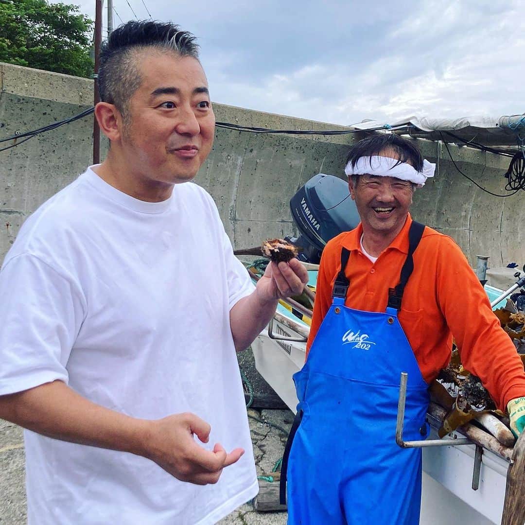 HAMADAHISATOのインスタグラム：「I have been exploring to make best dashi. Now in Rausu, Hokkaido. World heritage peninsula to find out the best Konbu to make our 2023 dashi. It’s absolutely mind blowing, insane to try 5 year old konbu here. I need to go back to my kitchen to start making new dashi now 😎 . #wagyumafia #discoverjapan #hiddengem」