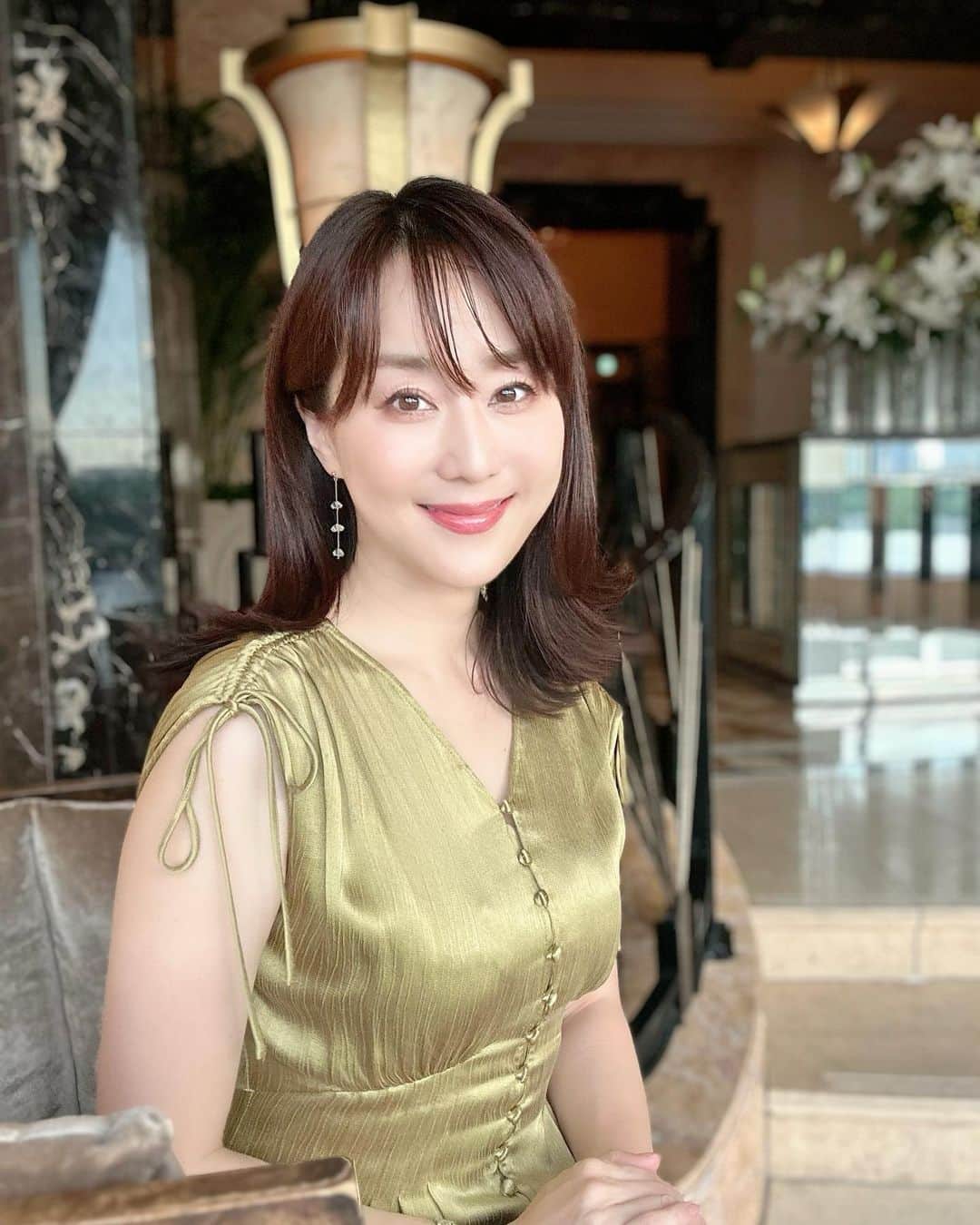 村上麻衣のインスタグラム：「「外はねボブ」になってきました💚  暑いからもう2.3センチ切りたいな〜💇‍♀️ もっと切りたくてうずうず、してます。  ともこに会いにステキなところに行ったのでパチリ。 @tmk.crystal   #外はねボブ #ボブ #アラフォーヘア #アラフィフヘア #hairstyle #ヘアスタイル #ボブヘア #smile #笑顔」